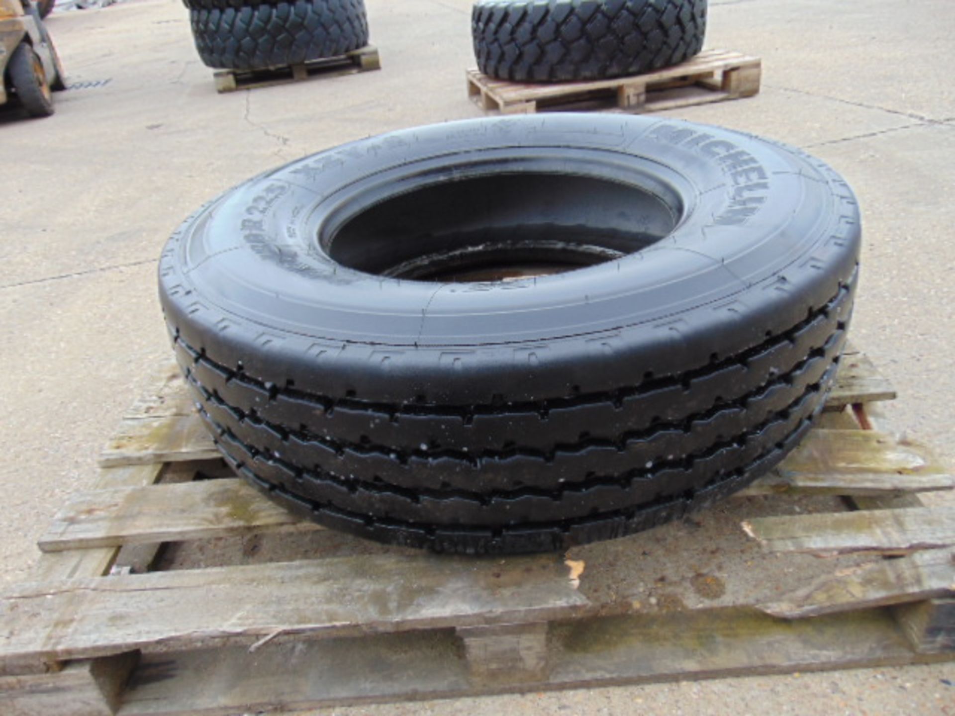 1 x Michelin XZY-2 295/80 R22.5 Tyre - Image 2 of 5