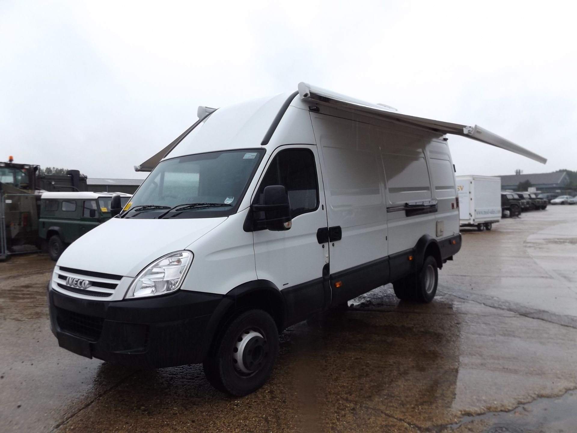 26,527km Iveco Daily 3.0HPT complete with twin Omnistor Safari Residence awnings and tail lift - Image 28 of 33