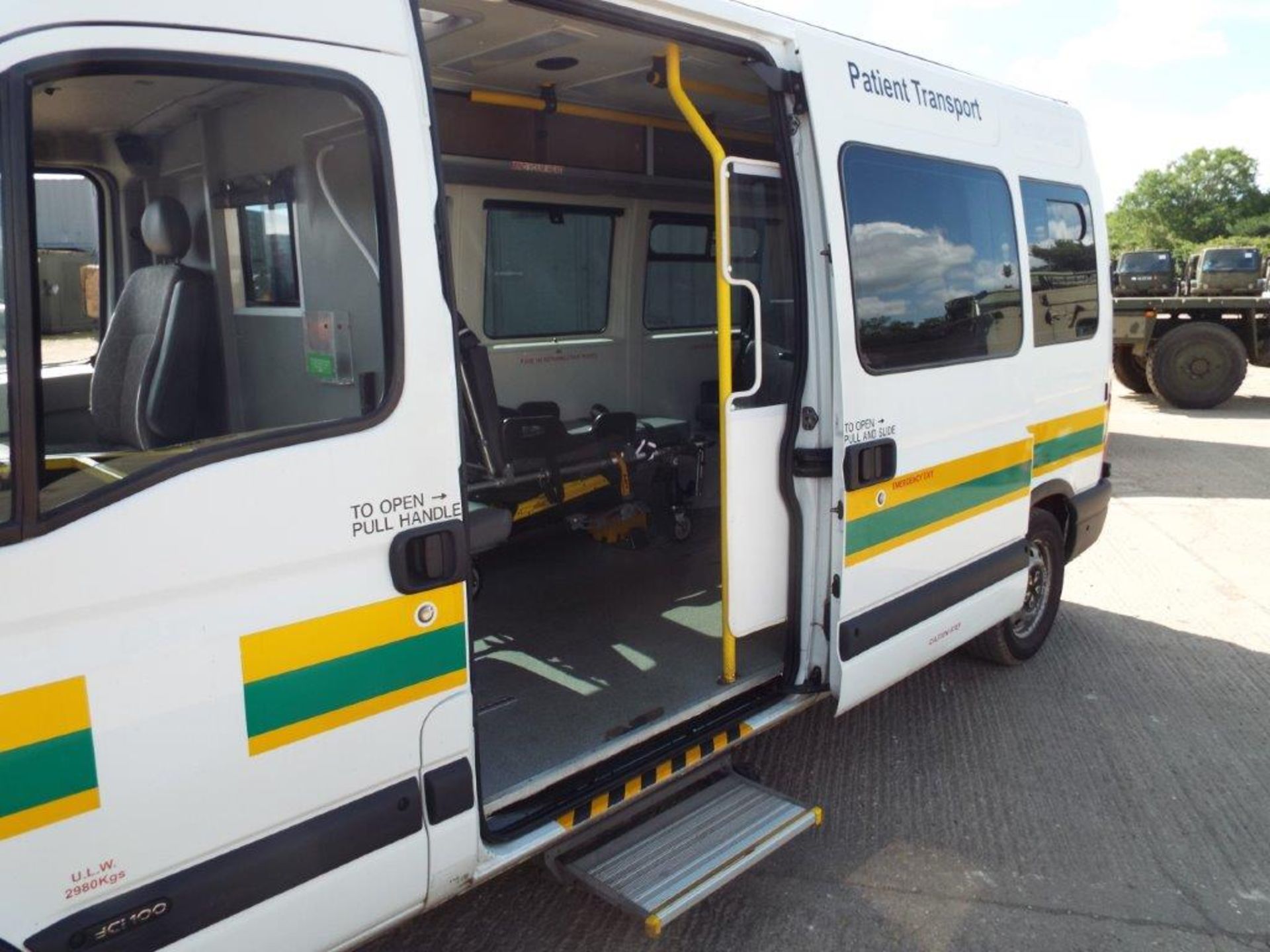 Renault Master 2.5 DCI Patient Transfer Bus with Ricon 350KG Tail Lift - Image 14 of 30