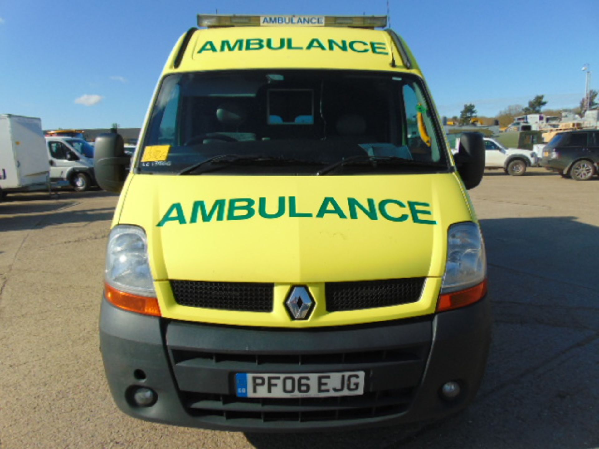 Renault Master 2.5 DCI ambulance - Image 2 of 15
