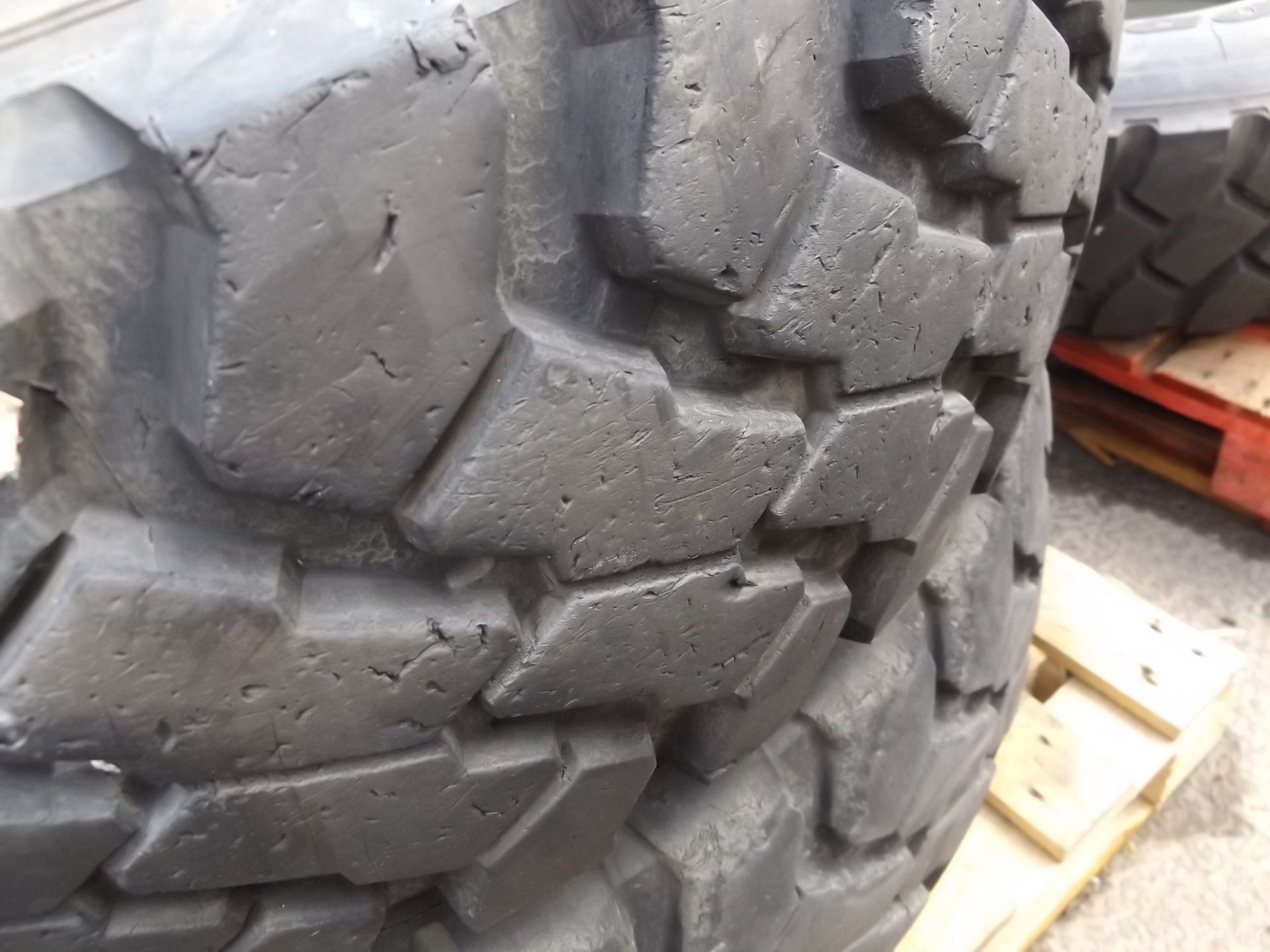 2 x Continental 14.00 R20 Tyres Complete With 10 Stud Rims and Run Flat Assys - Image 6 of 6