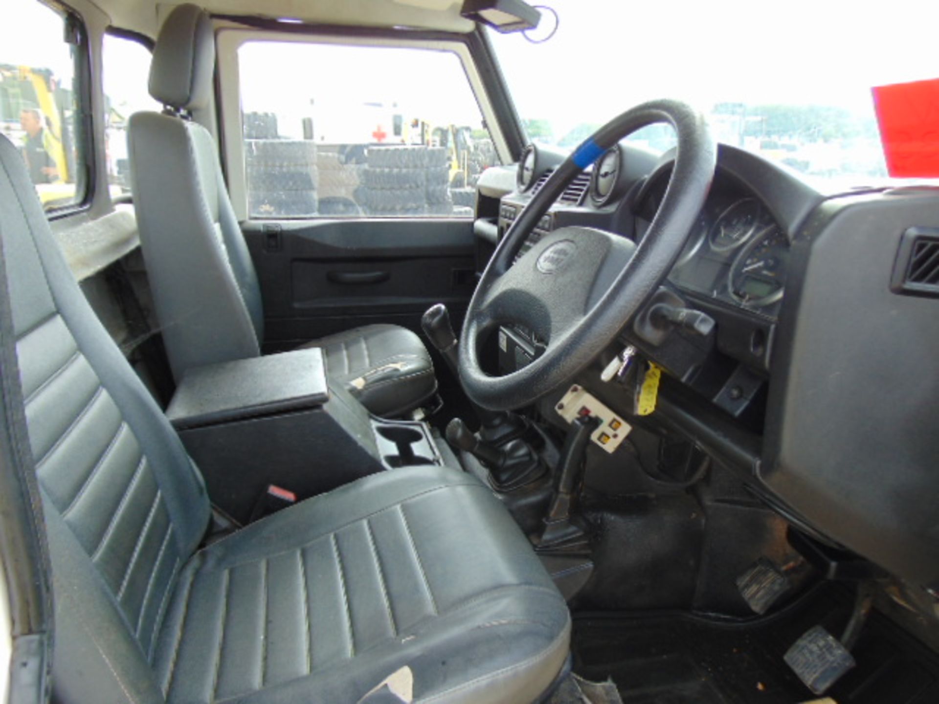 Land Rover 110 2.4TDCi Defender Fitted with V130 13 Metre Platform Access Hoist - Bild 17 aus 23