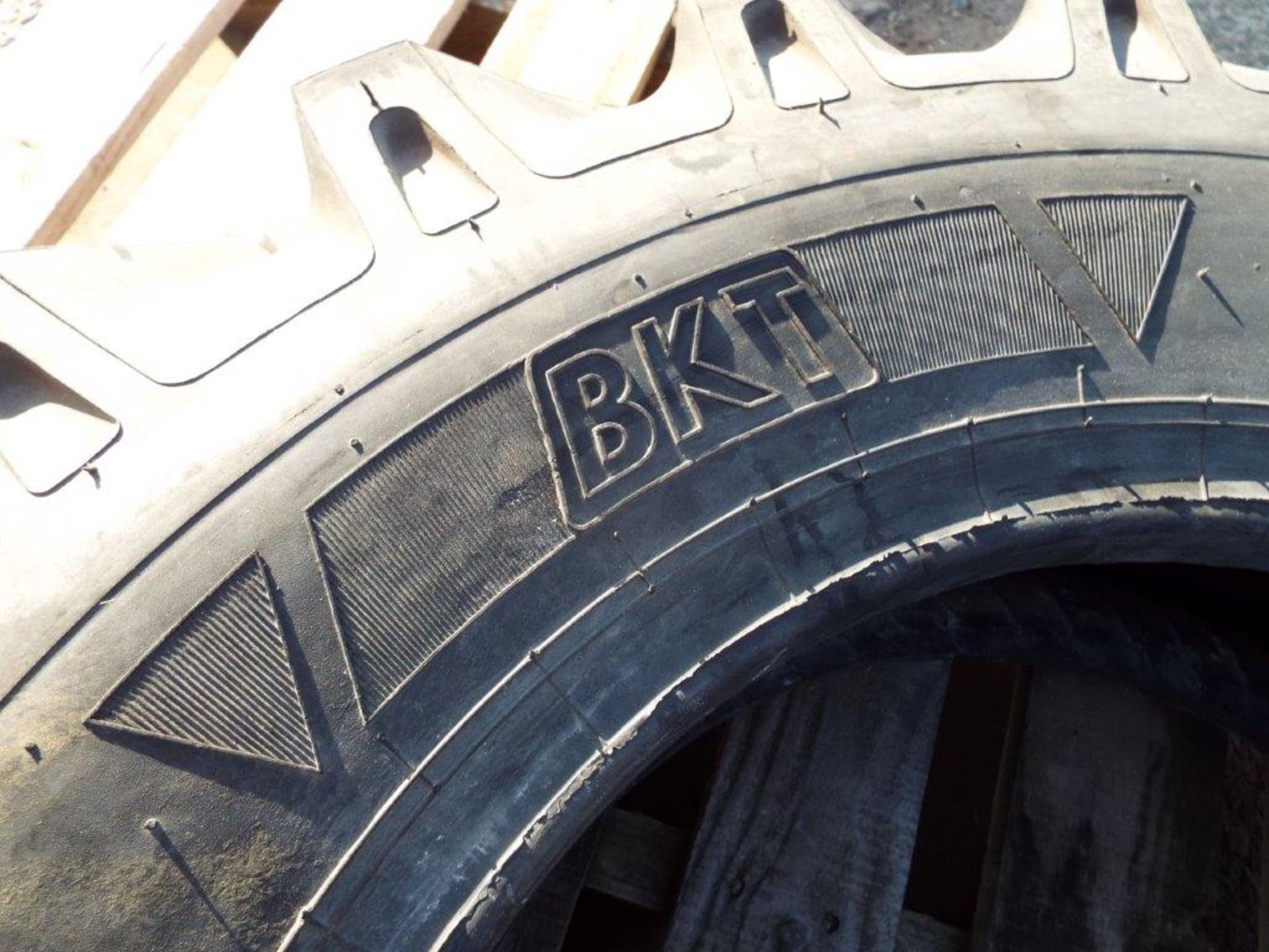 BKT MP567 10.5-18 MPT Tyre - Image 2 of 7