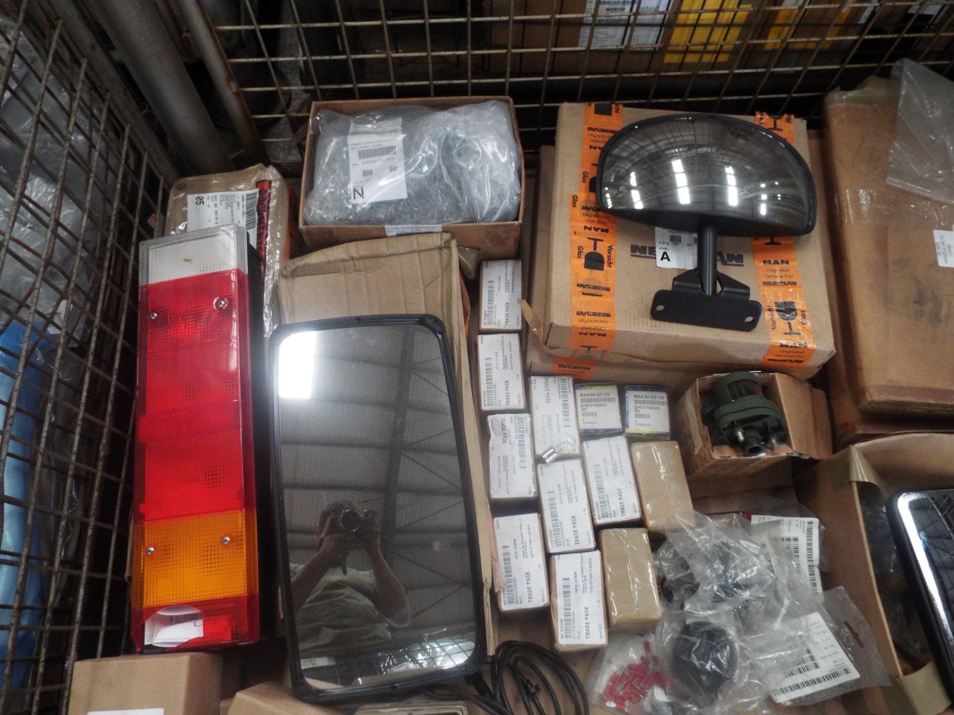 Mixed Stillage of Truck Parts inc Lamps, Lenses, Mirrors, Bulbs etc - Bild 3 aus 8