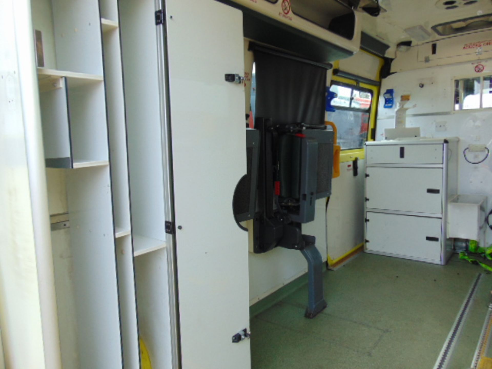 Renault Master 2.5 DCI ambulance - Image 15 of 16