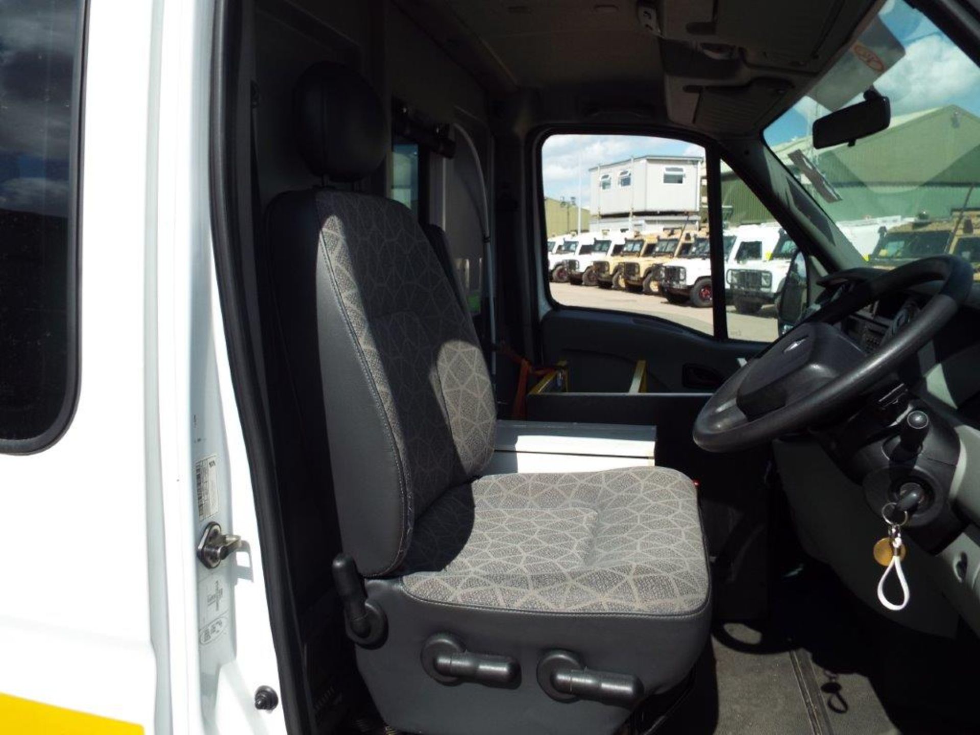 Renault Master 2.5 DCI Patient Transfer Bus with Ricon 350KG Tail Lift - Image 13 of 30