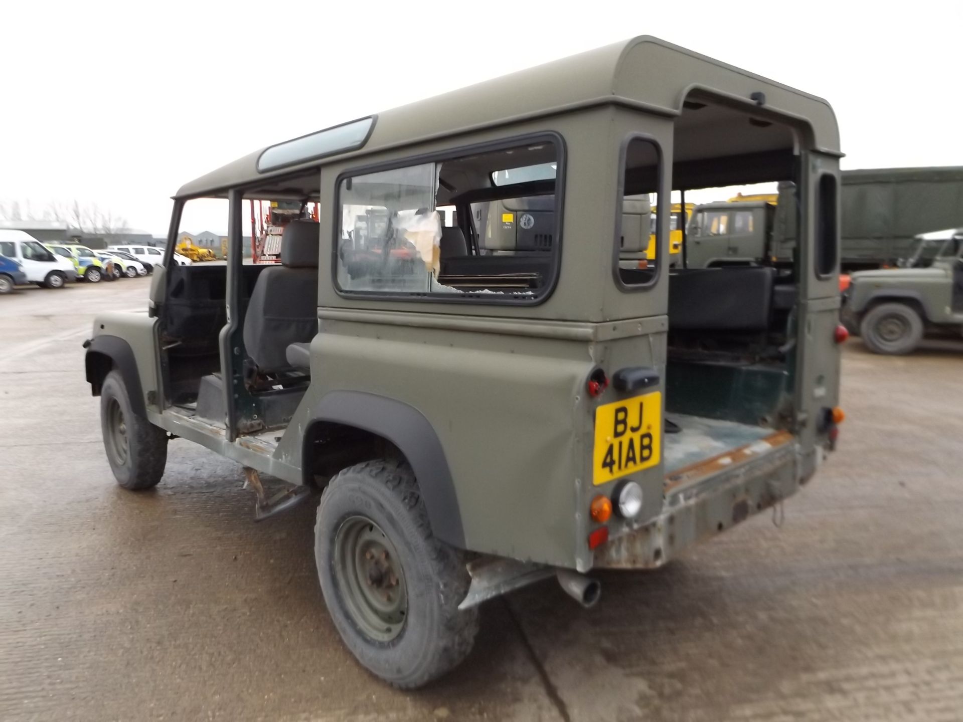 Land Rover Defender 110 TD5 suitable for spares or repairs - Image 6 of 19