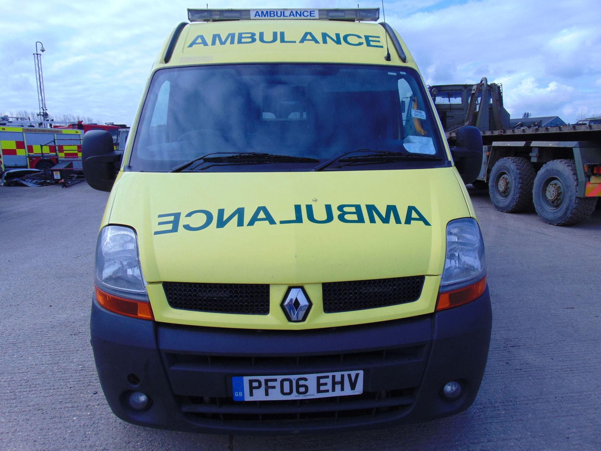 Renault Master 2.5 DCI ambulance - Image 2 of 18