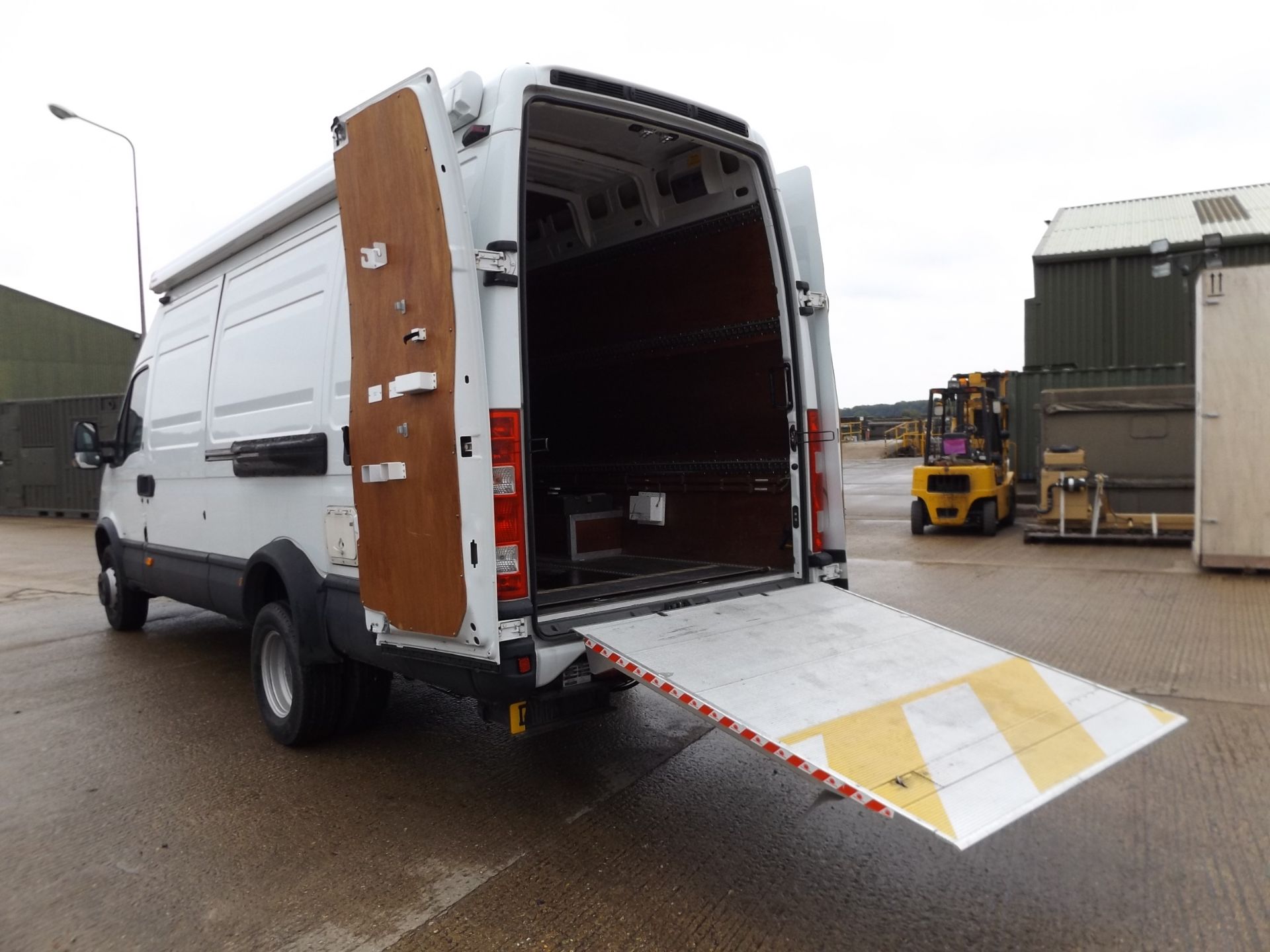 26,527km Iveco Daily 3.0HPT complete with twin Omnistor Safari Residence awnings and tail lift - Bild 12 aus 33