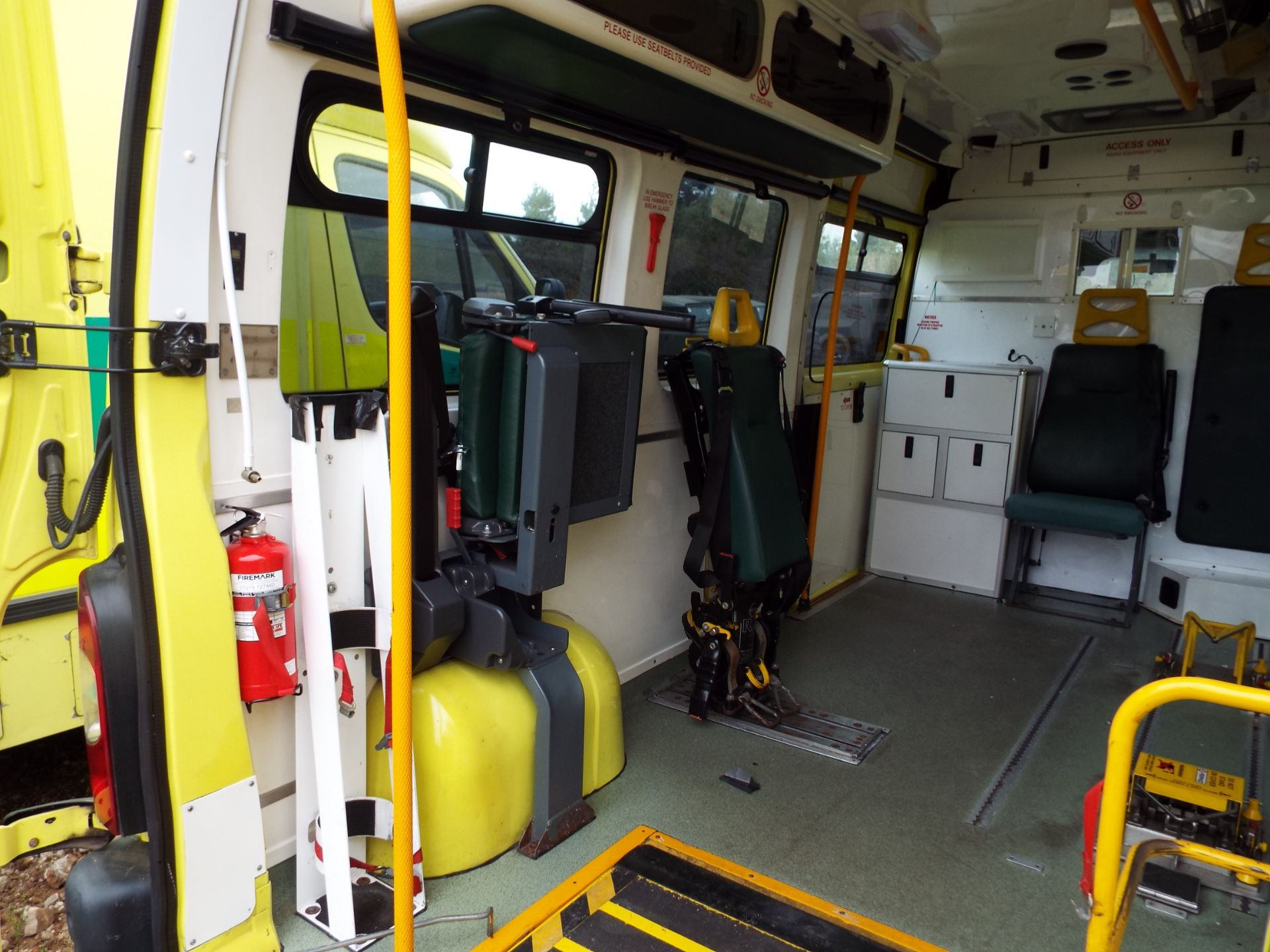 RHD Renault Master 2.5 DCI Ambulance - Image 16 of 24