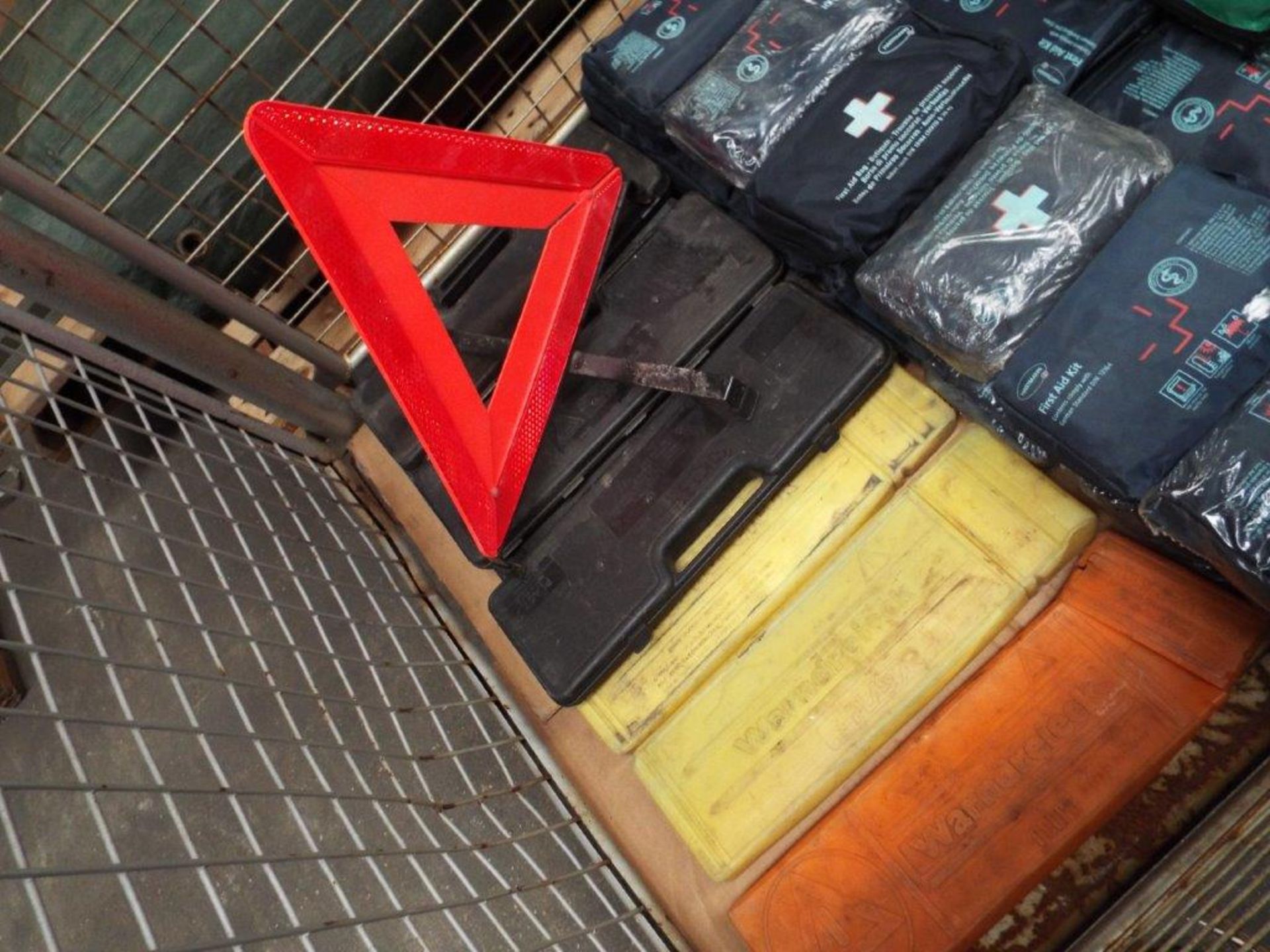 Mixed Stillage of First Aid Kits and Warning Triangles - Bild 2 aus 5