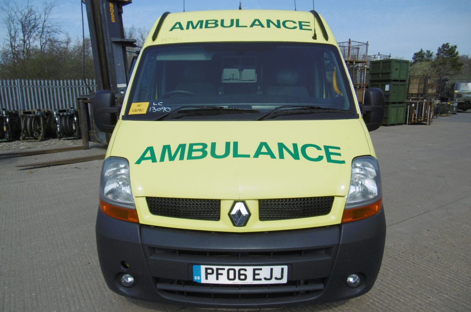 Renault Master 2.5 DCI ambulance - Image 2 of 16