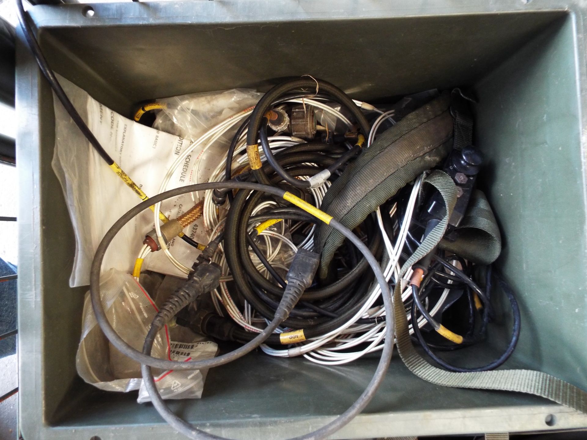 Mixed Stillage of Clansman Inc. RT351, RT349's, Battery Charger, Mounting Plates, Antennae etc - Bild 10 aus 11