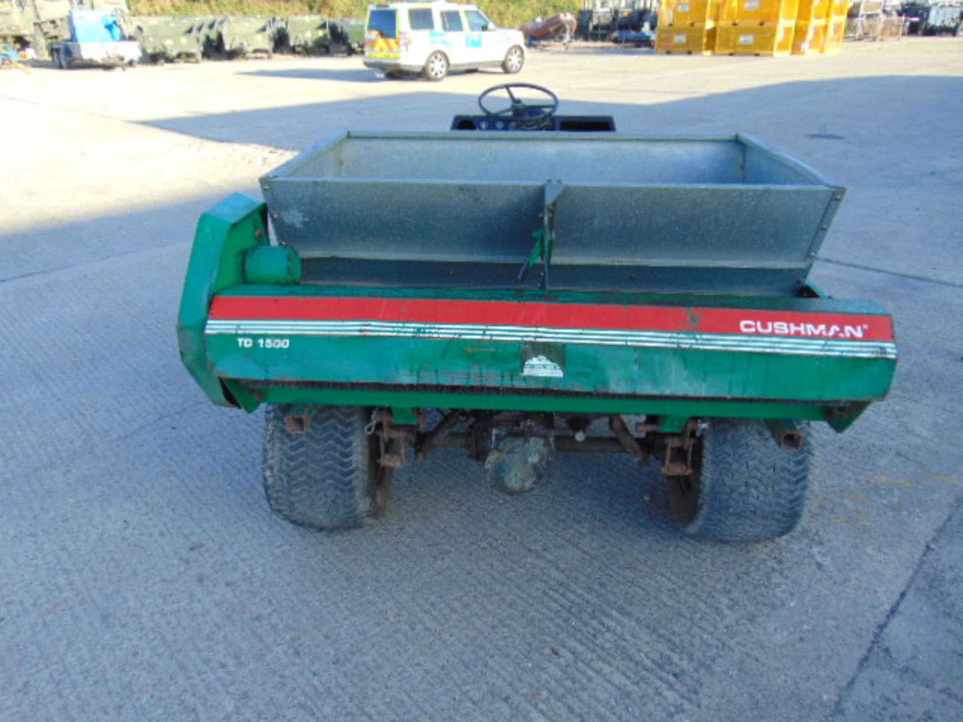 Cushman Turf-Truckster with a Cushman TD1500 Top Dresser/seeder - Bild 6 aus 14