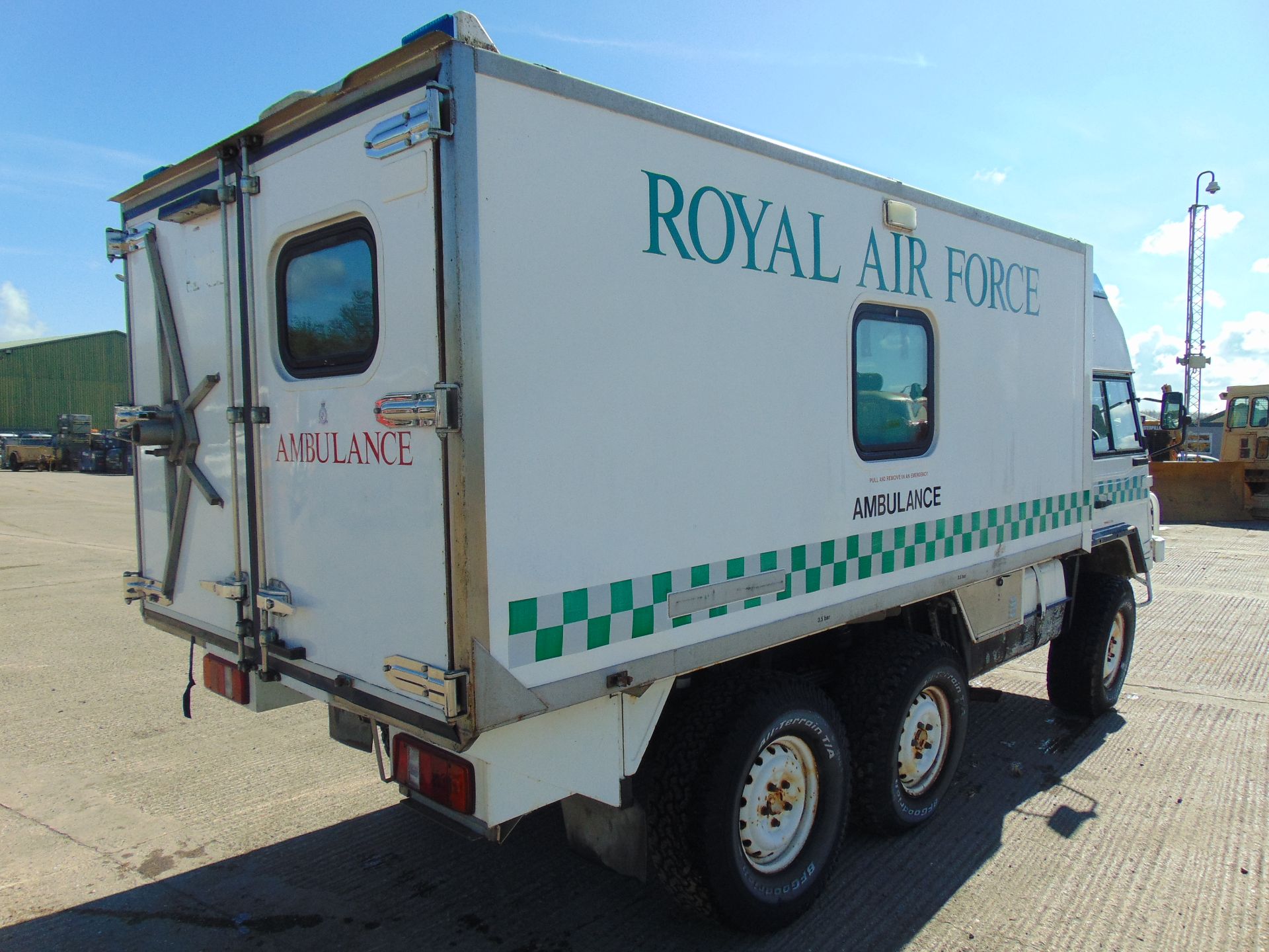 Military Specification Pinzgauer 718 6x6 Ambulance - Bild 8 aus 18