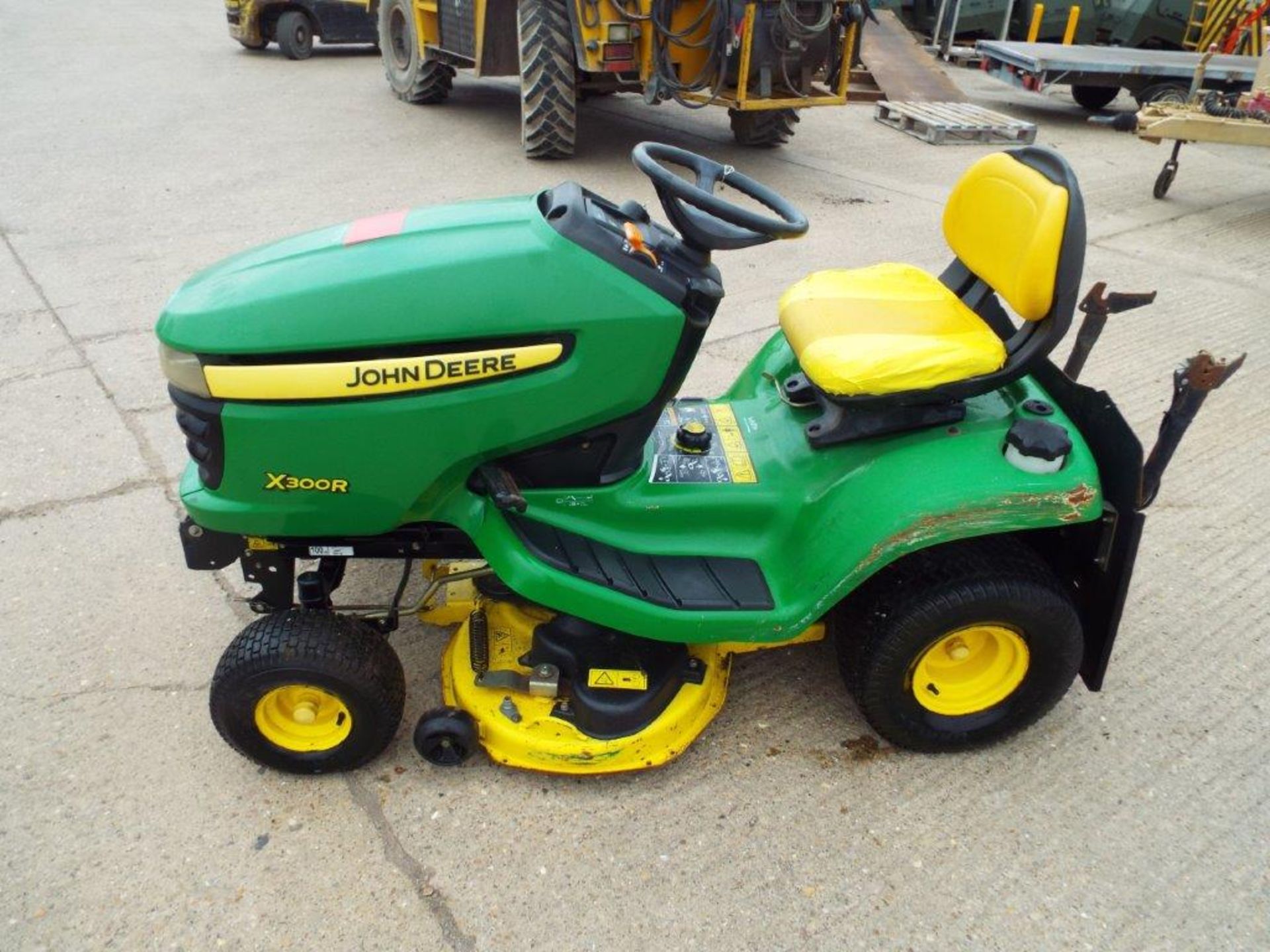 John Deere X300R 18.5-hp V-twin Lawn Tractor with 42" Deck - Bild 4 aus 20