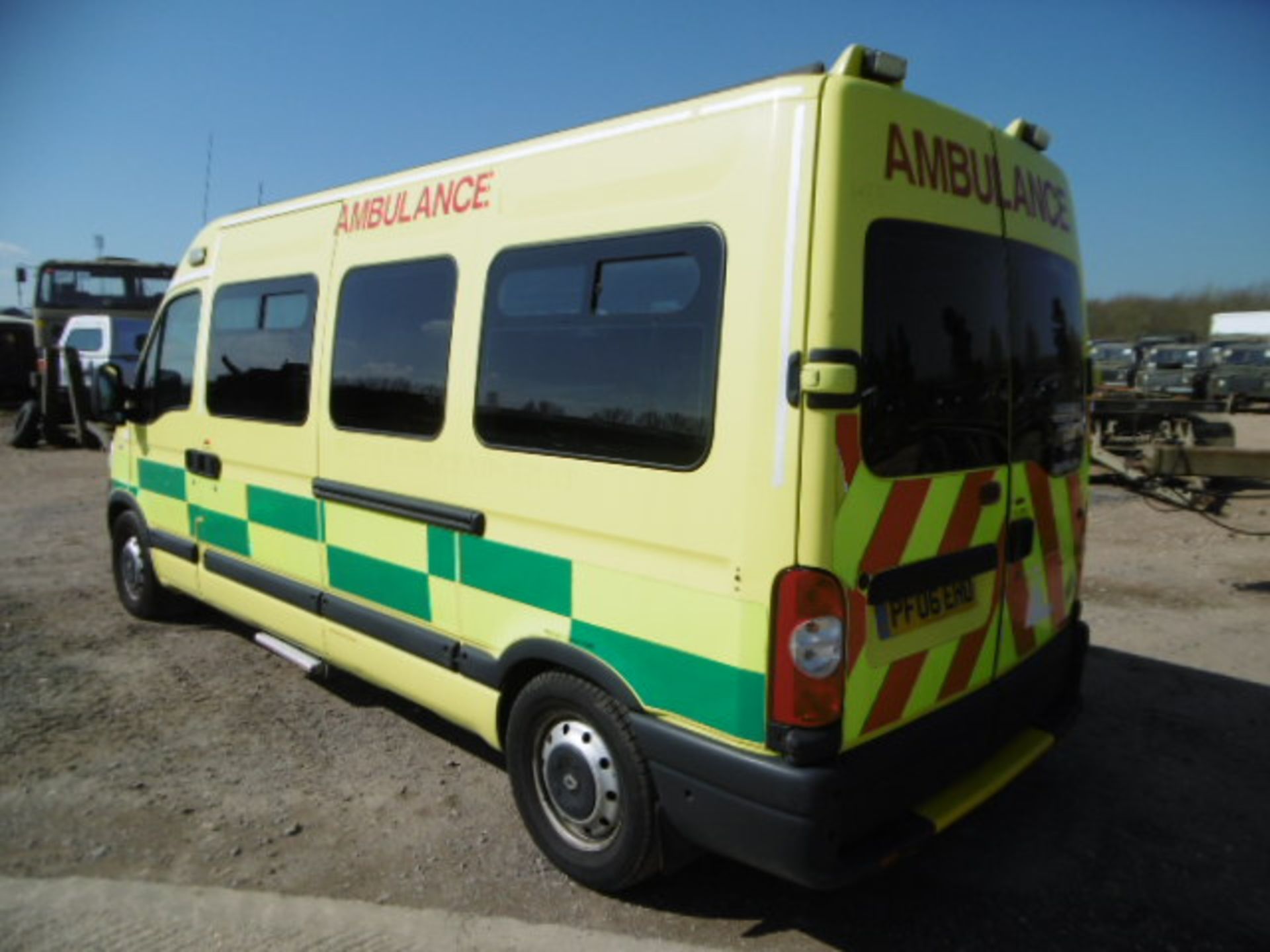 Renault Master 2.5 DCI ambulance - Image 7 of 19