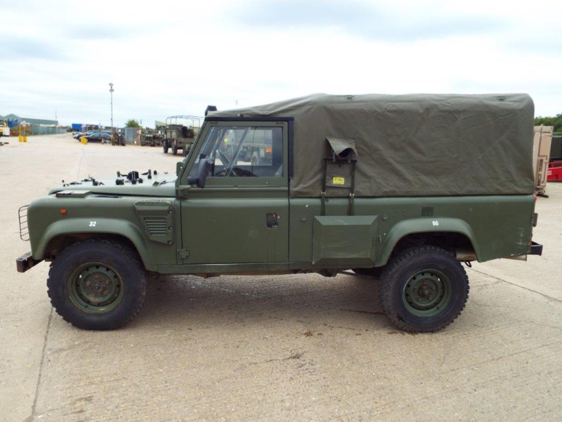 Military Specification LHD Land Rover Wolf 110 Soft Top - Bild 4 aus 26