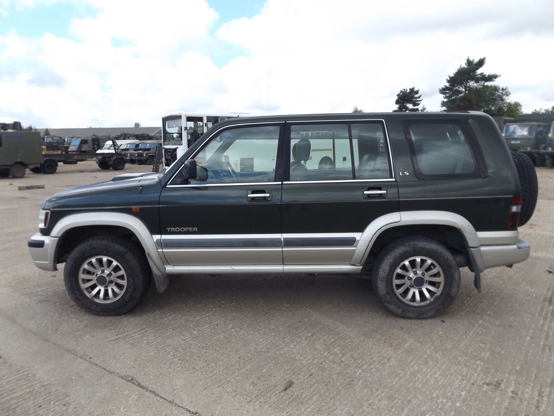 Isuzu Trooper LS 3.0 Turbo Diesel 4 x 4 - Bild 4 aus 17