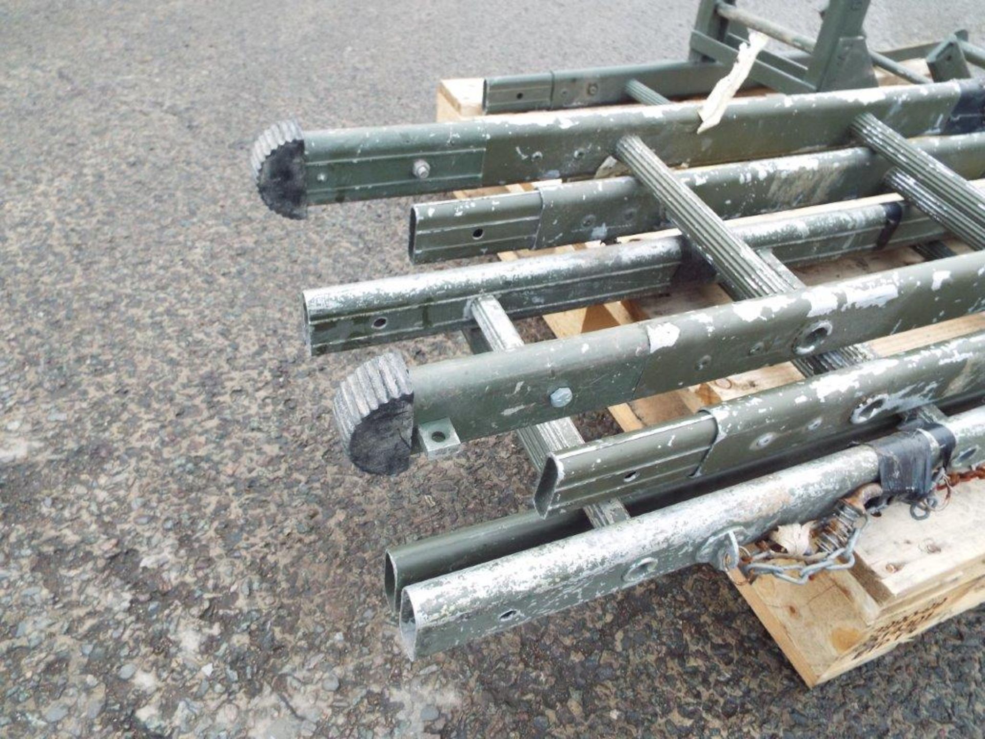 4 Section Military Aluminium Scaling/Assault Ladder with Ridge Hook and Roller Attachments - Image 4 of 7