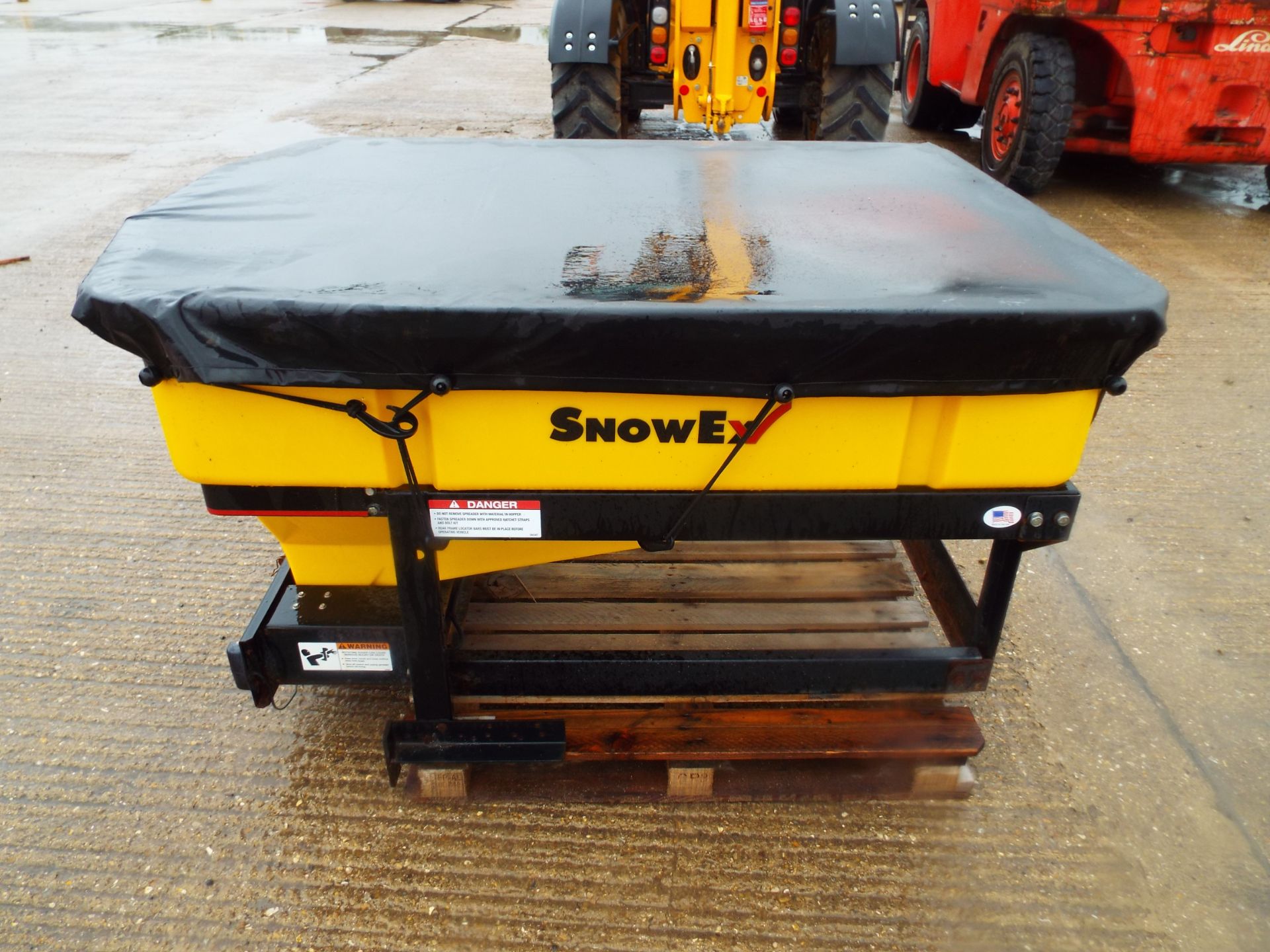 Snow Ex Vee Pro 6000 Salt Spreader - Image 4 of 15