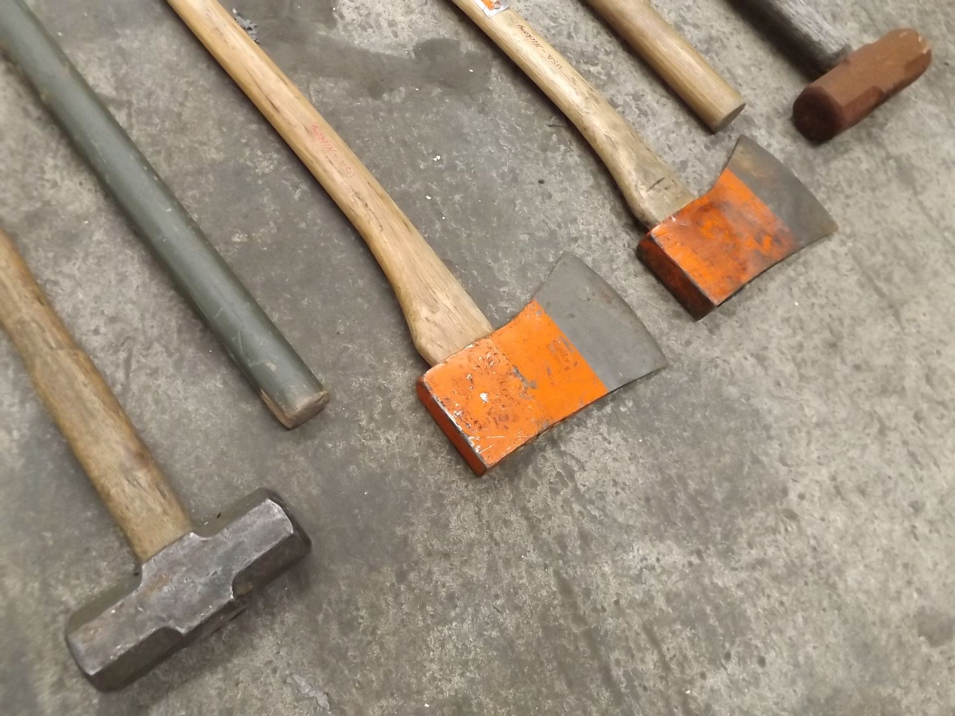 Mixed Hand Tools 2 x Axes, 2 x Pick Axes, 2 x Sledge Hammers - Image 3 of 3