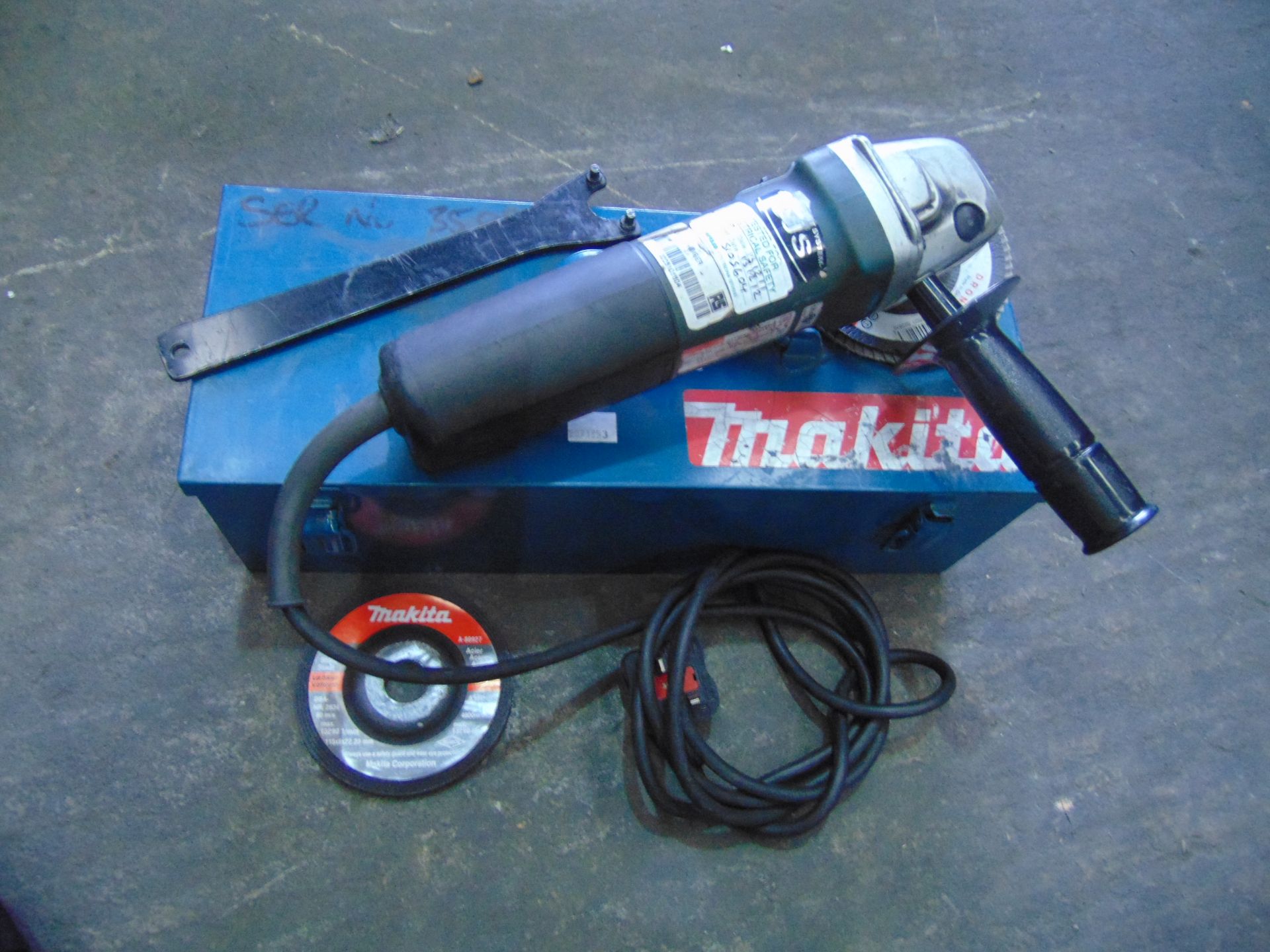 Makita 9564 4 1/2"/115mm Angle Grinder