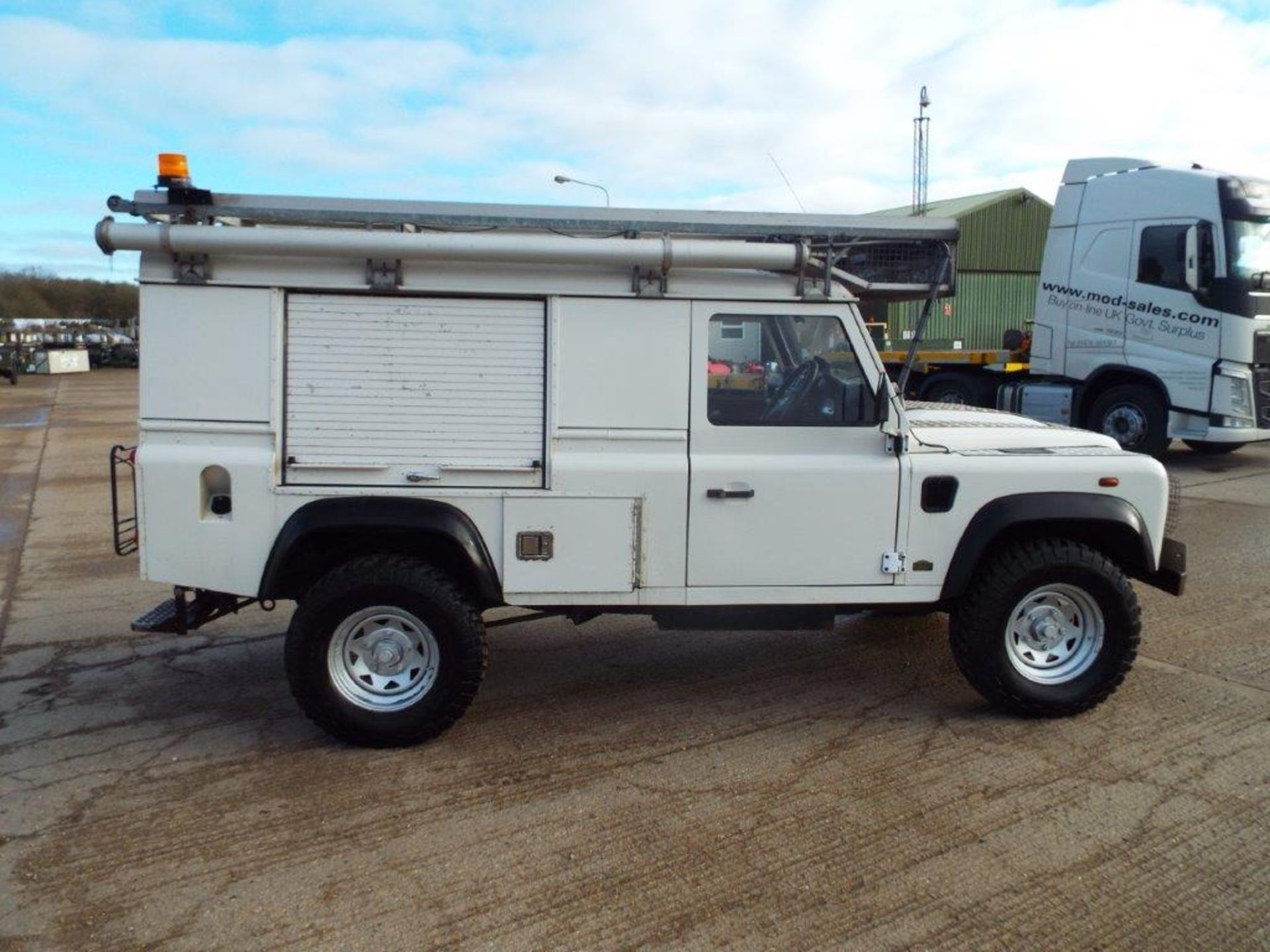 Land Rover Defender 110 Puma Hardtop 4x4 Special Utility (Mobile Workshop) complete with Winch - Image 8 of 32