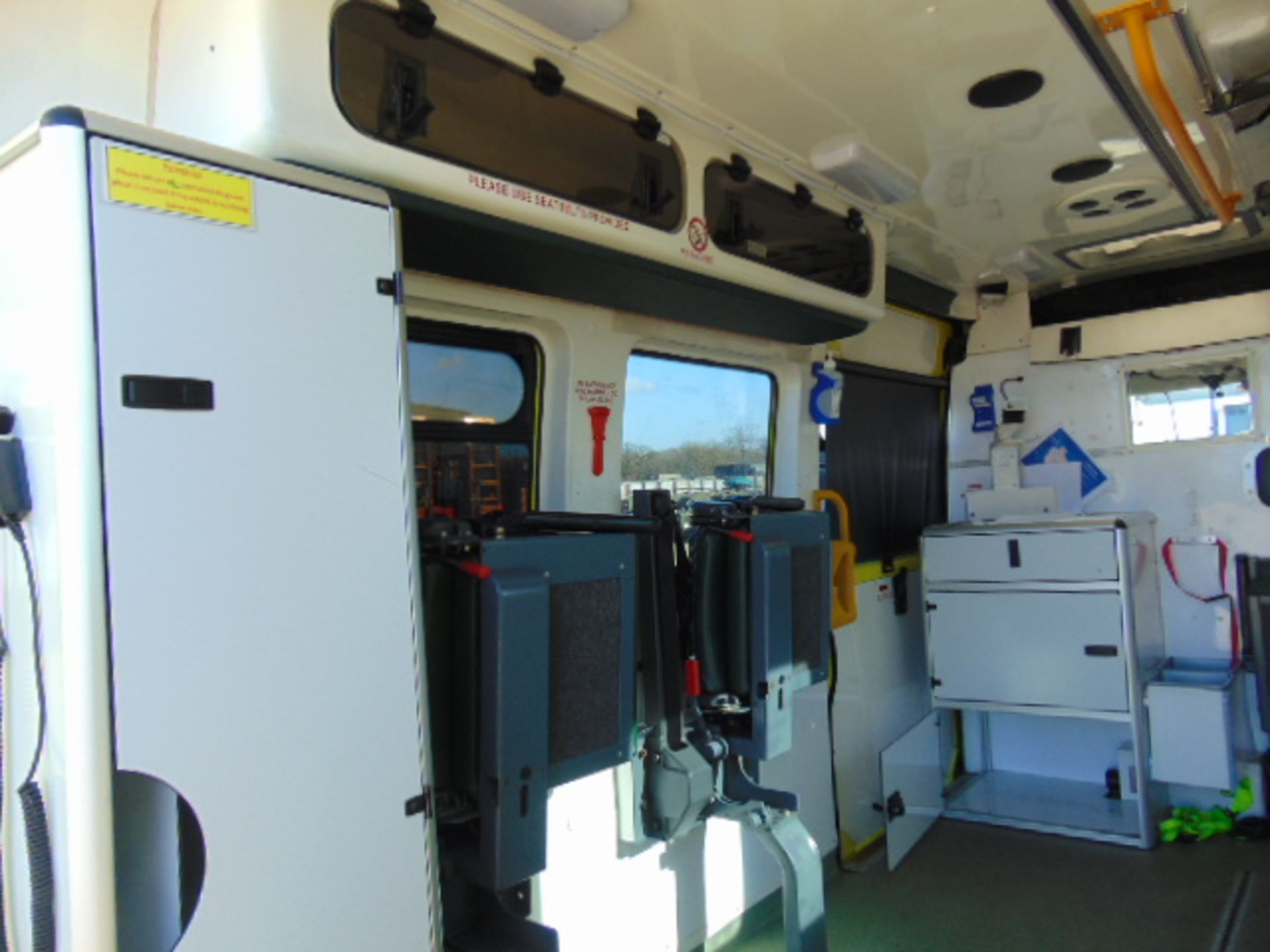 Renault Master 2.5 DCI ambulance - Image 13 of 15