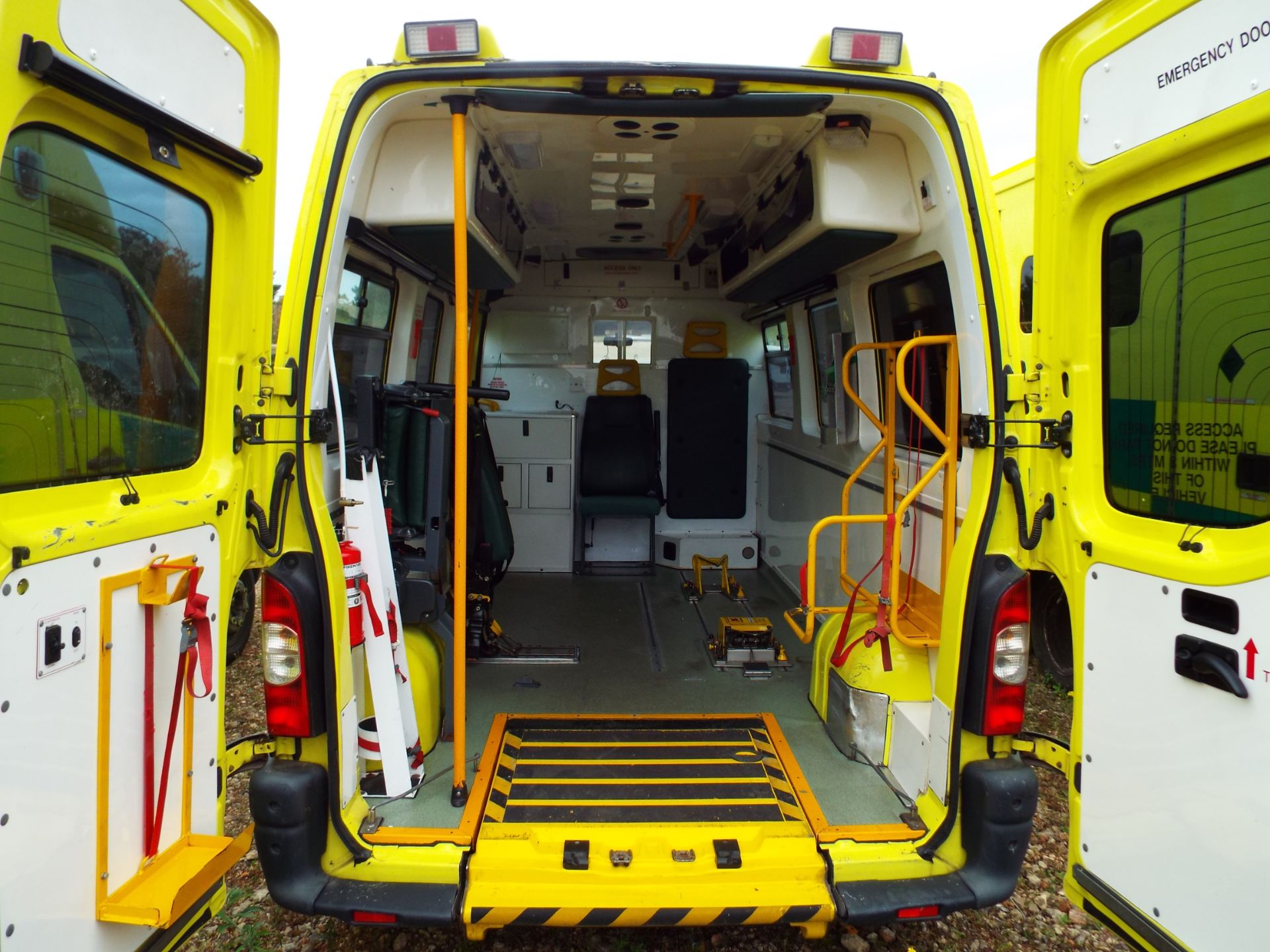 RHD Renault Master 2.5 DCI Ambulance - Image 15 of 24