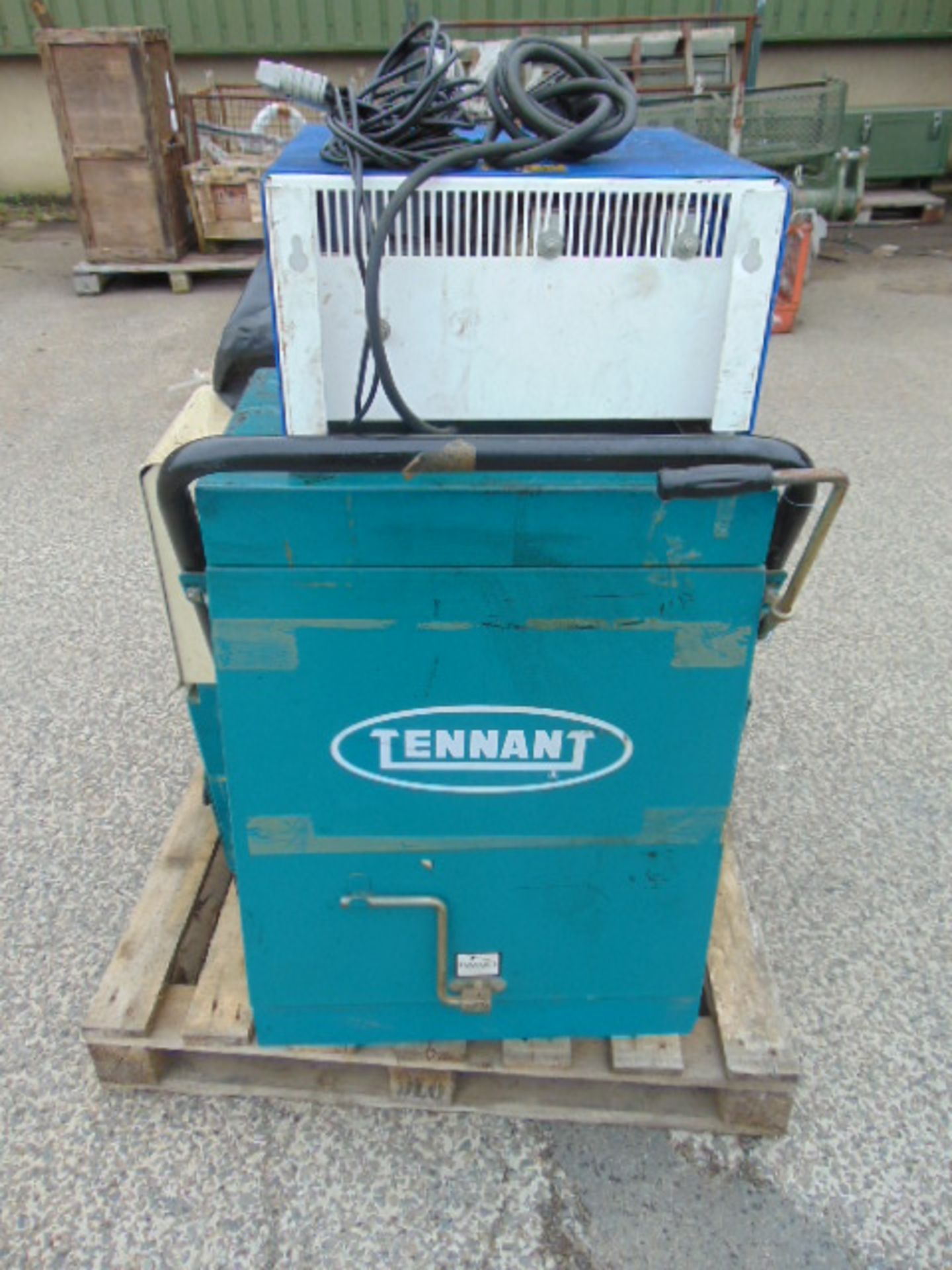 Tennant 42E Walk Behind Electric Sweeper with Vacuum Cleaner C/W Charger - Image 5 of 12