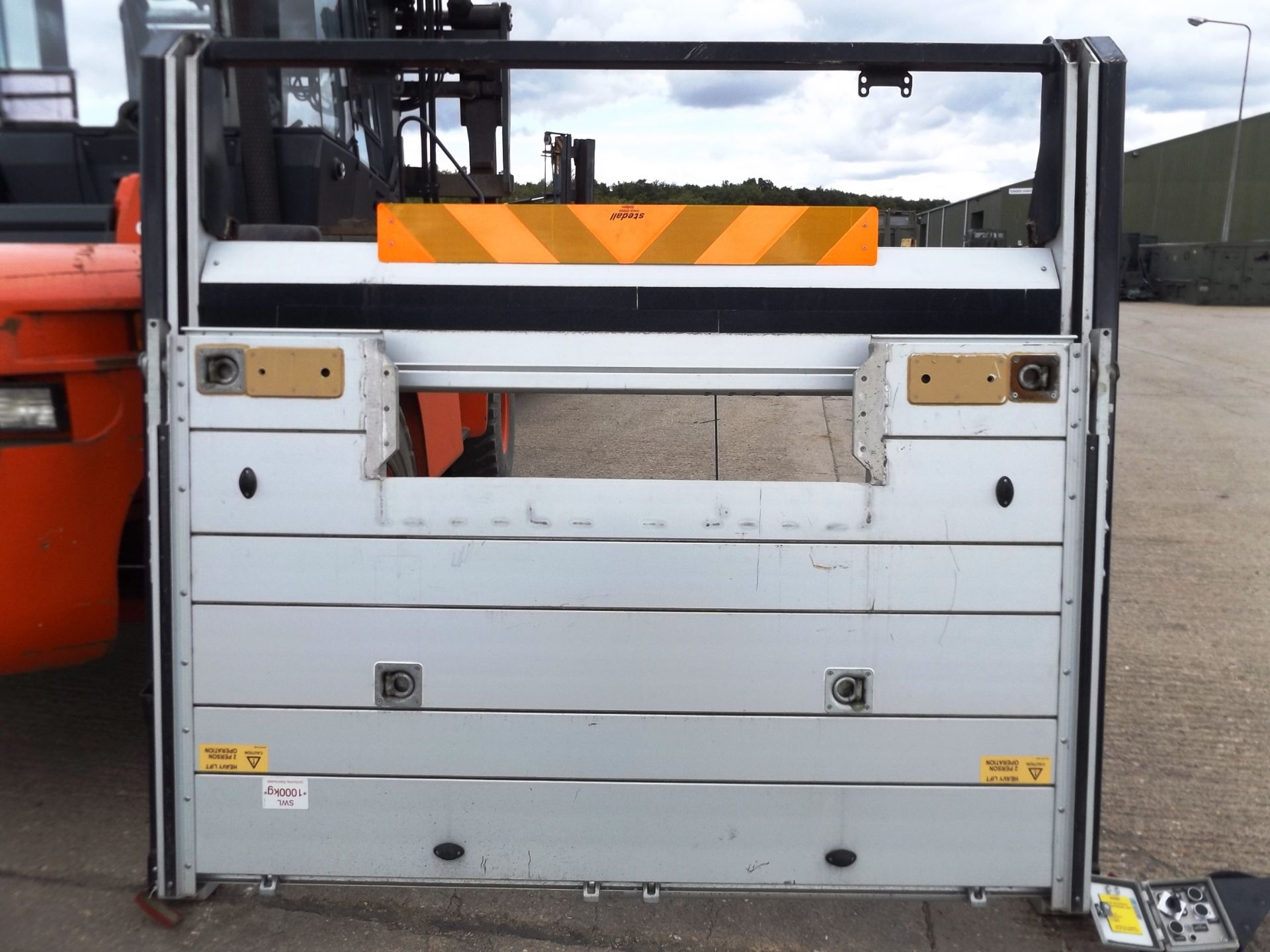 1000kg Tail Lift complete with hydraulic pump and control unit