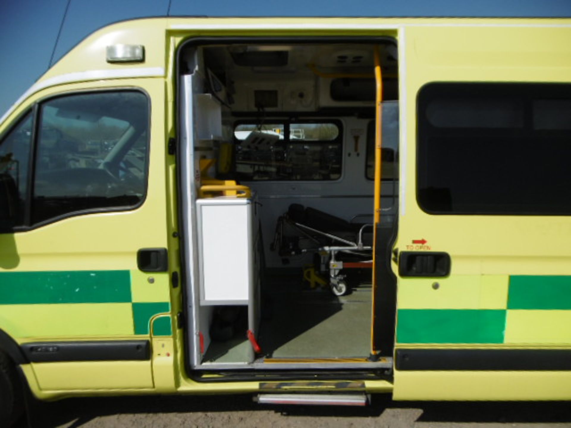 Renault Master 2.5 DCI ambulance - Image 9 of 19