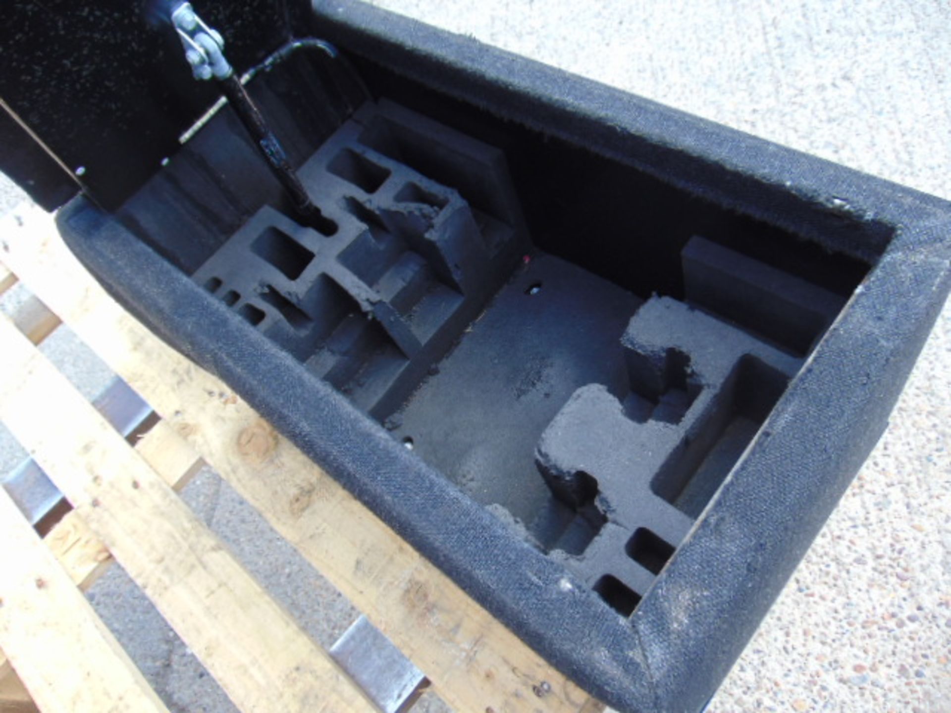 Lockable Vehicle Weapons Case with Mounting Frame - Image 5 of 8