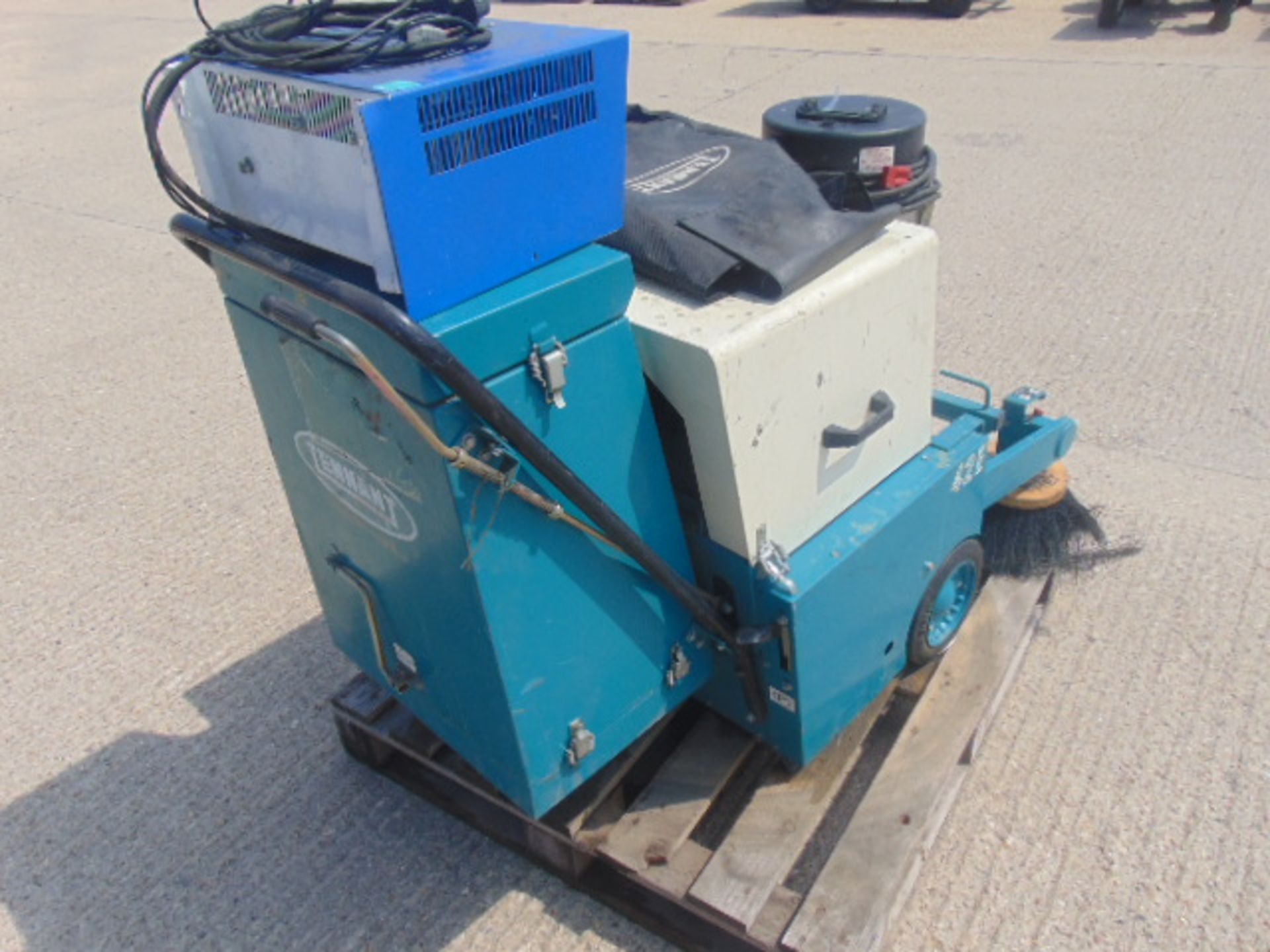 Tennant 42E Walk Behind Electric Sweeper with Vacuum Cleaner C/W Charger - Image 7 of 17