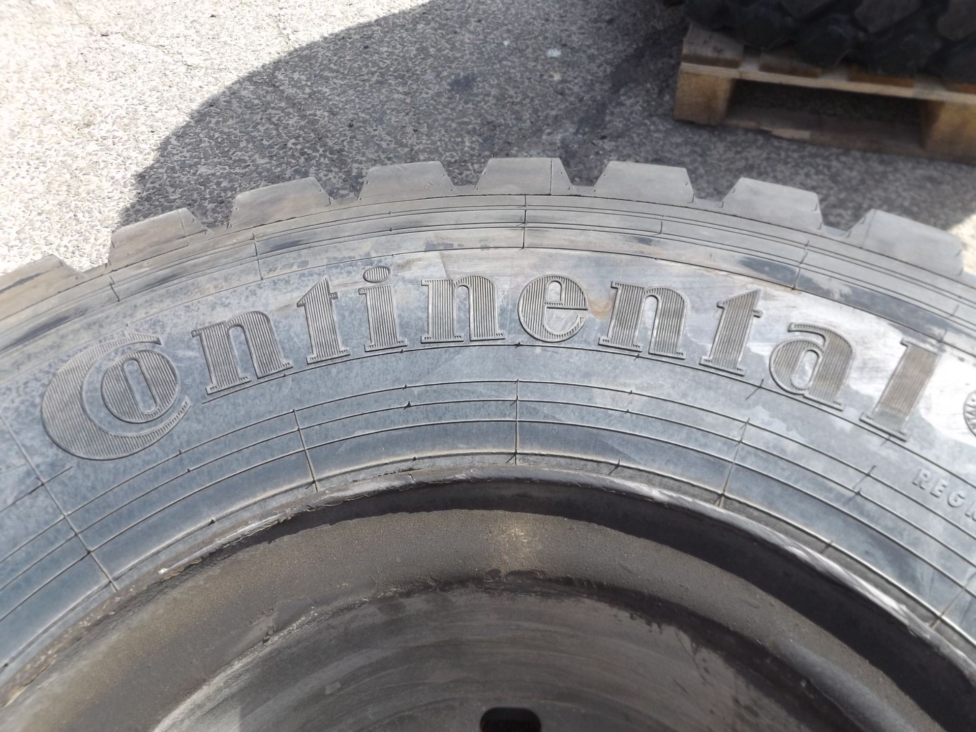 1 x Continental 14.00 R20 Tyre Complete With 10 Stud Rim - Image 2 of 5