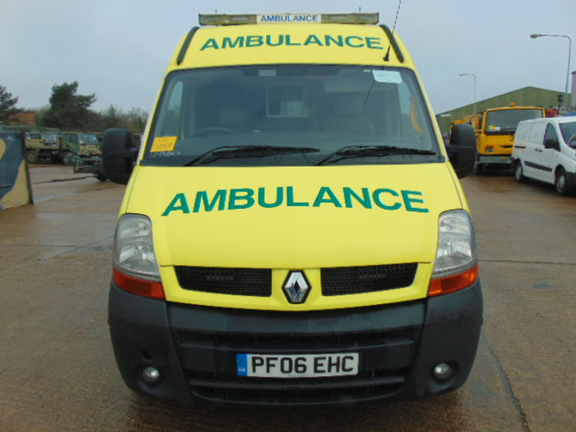 Renault Master 2.5 DCI ambulance - Image 2 of 16