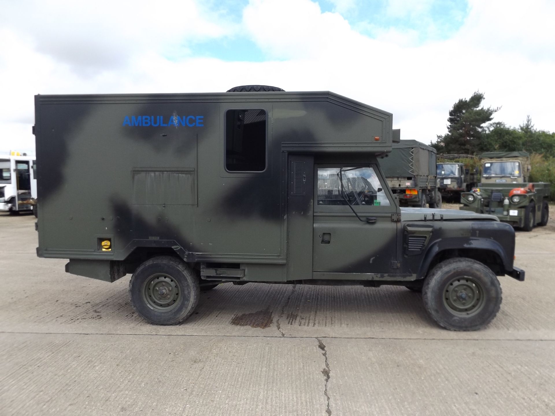 Military Specification Land Rover Wolf 130 ambulance - Bild 5 aus 18