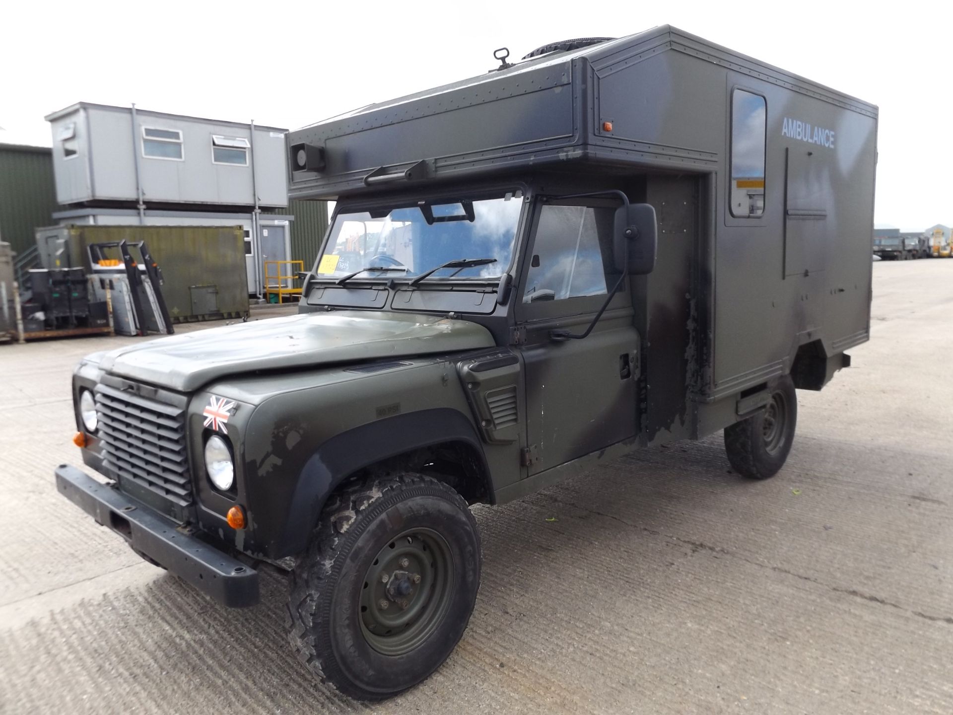 Military Specification Land Rover Wolf 130 ambulance - Bild 3 aus 18