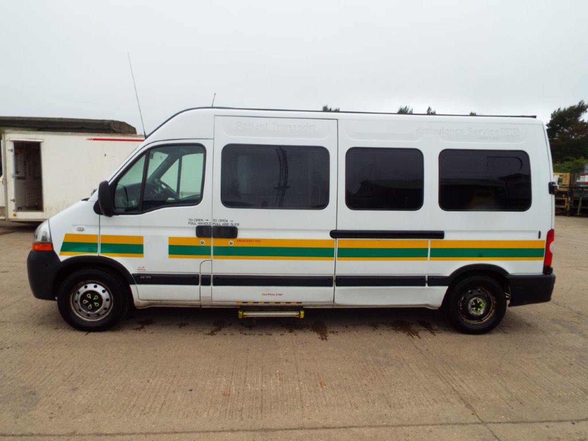 Renault Master 2.5 DCI Patient Transfer Bus with Ricon 350KG Tail Lift - Image 4 of 29