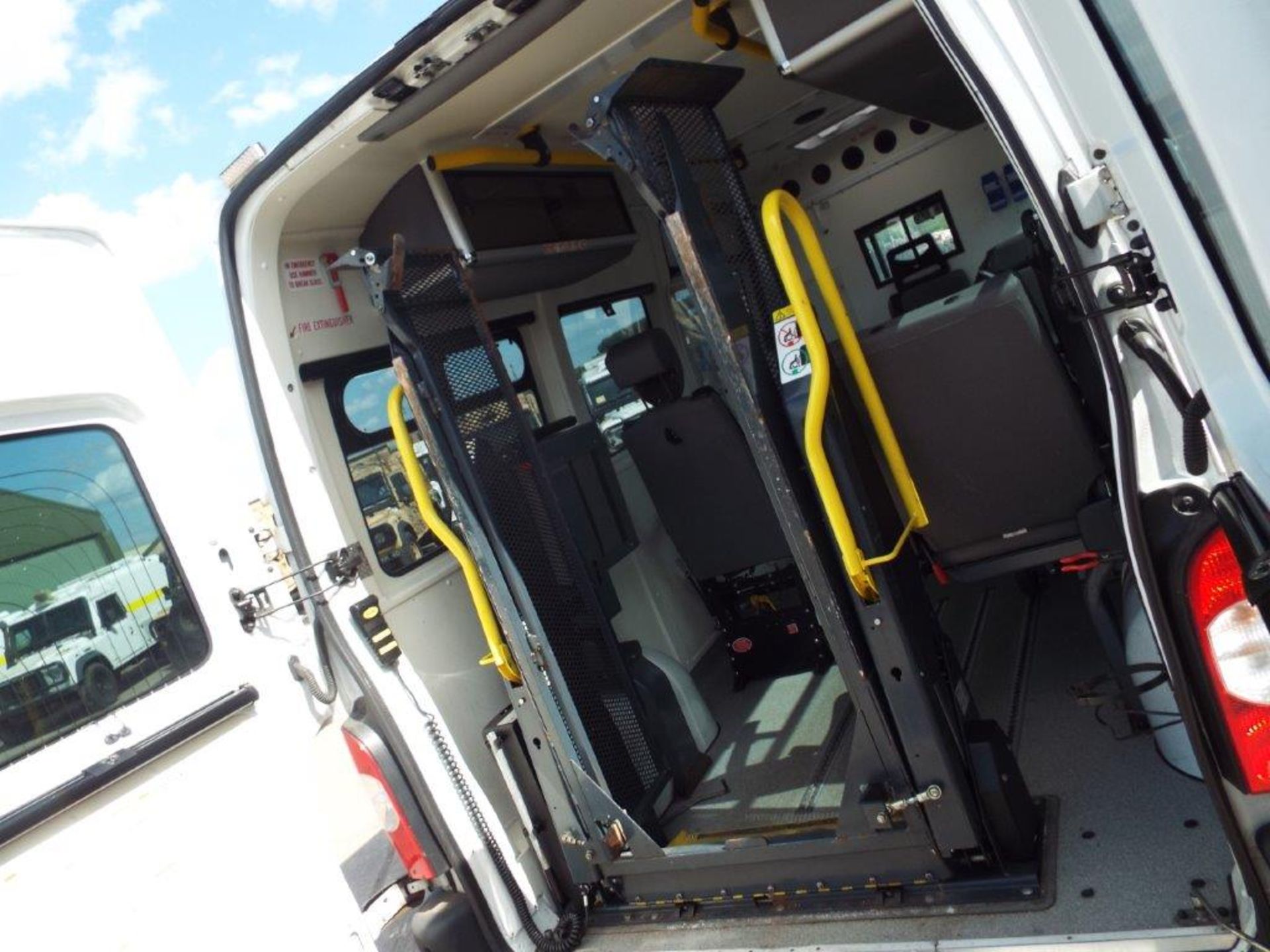 Renault Master 2.5 DCI Patient Transfer Bus with Ricon 350KG Tail Lift - Image 24 of 30