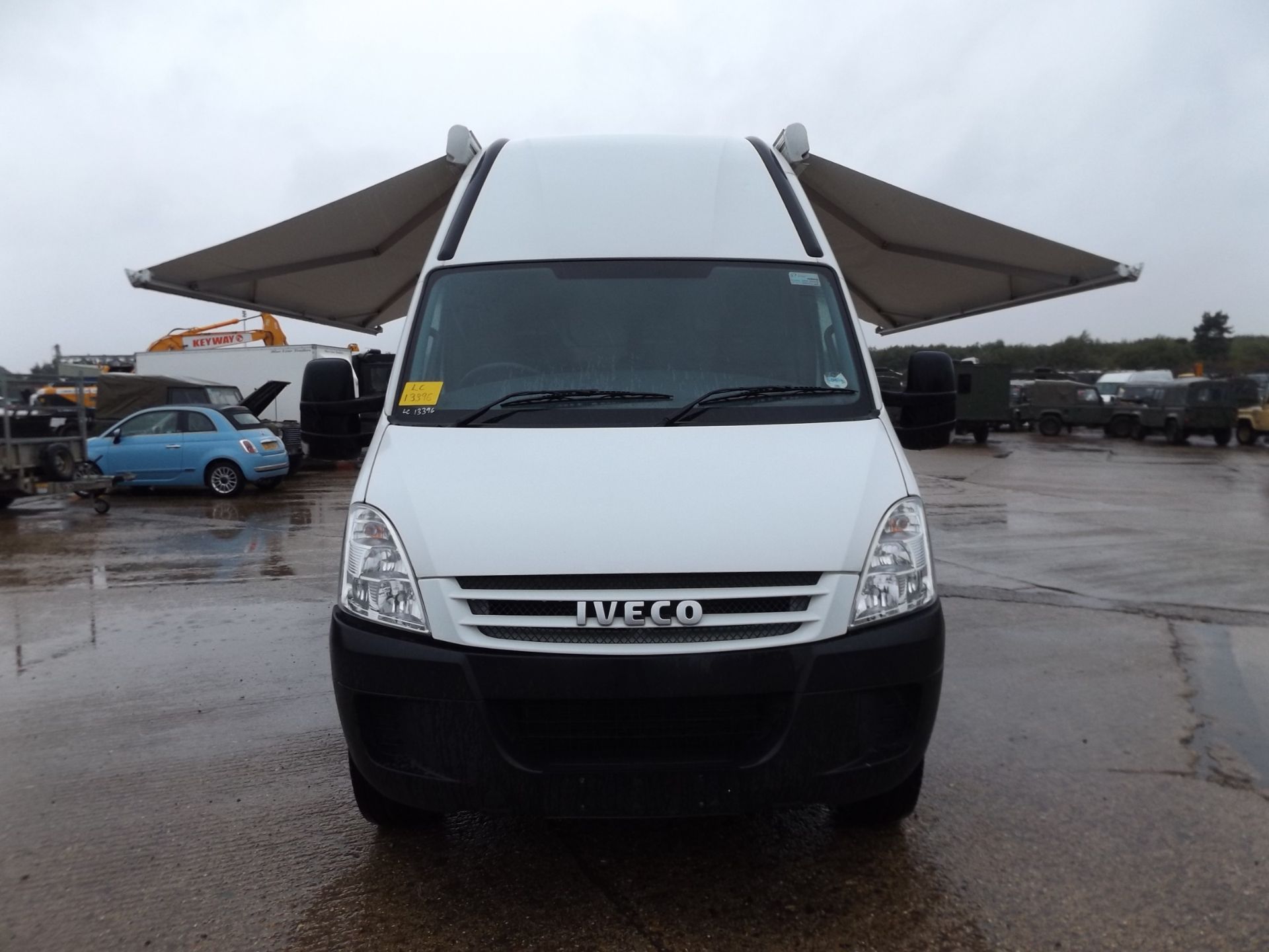 26,527km Iveco Daily 3.0HPT complete with twin Omnistor Safari Residence awnings and tail lift - Bild 27 aus 33