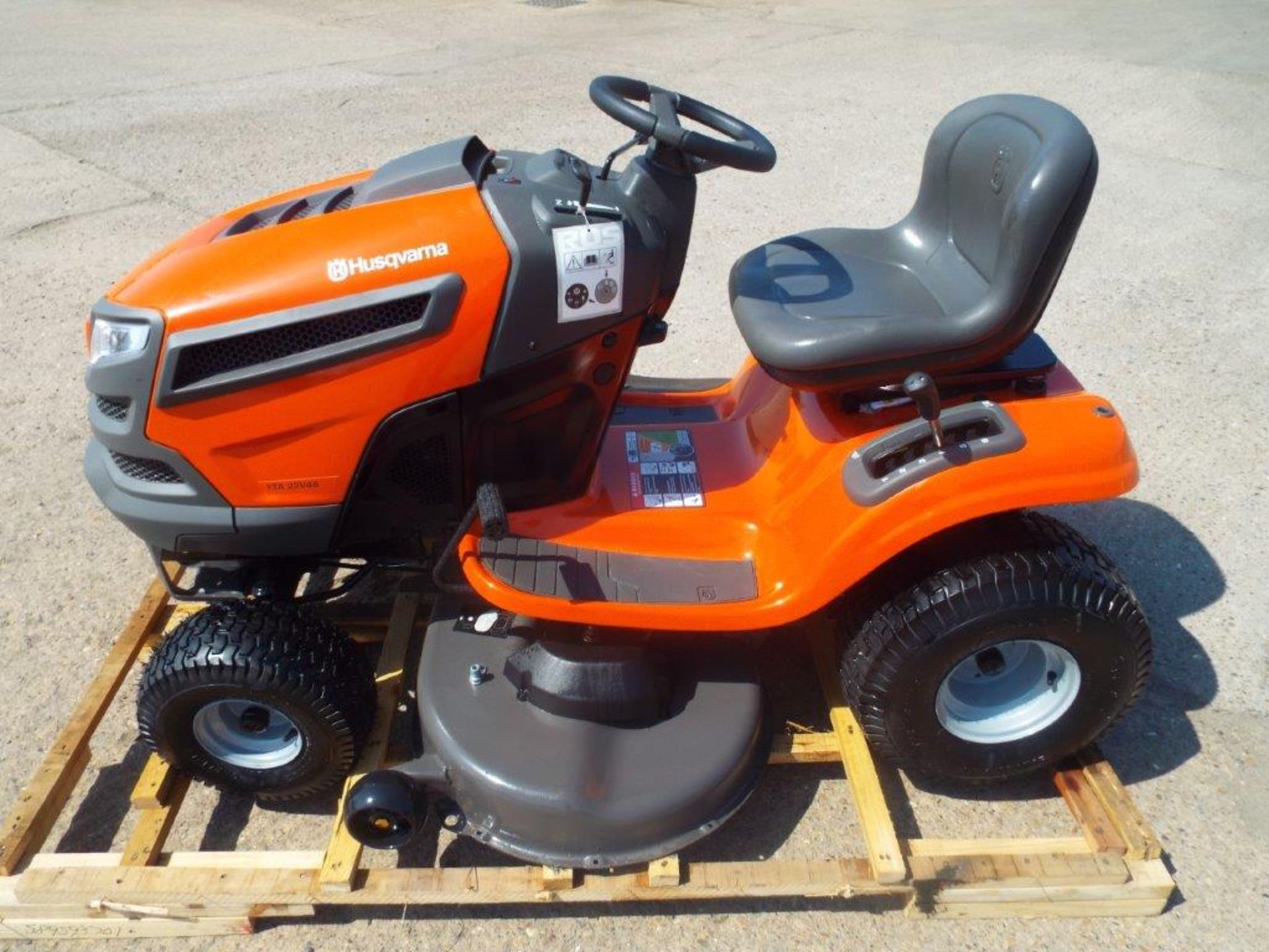 Husqvarna YTA22V46 22-HP V-twin Automatic 46-in Ride On Lawn Tractor - Image 4 of 26