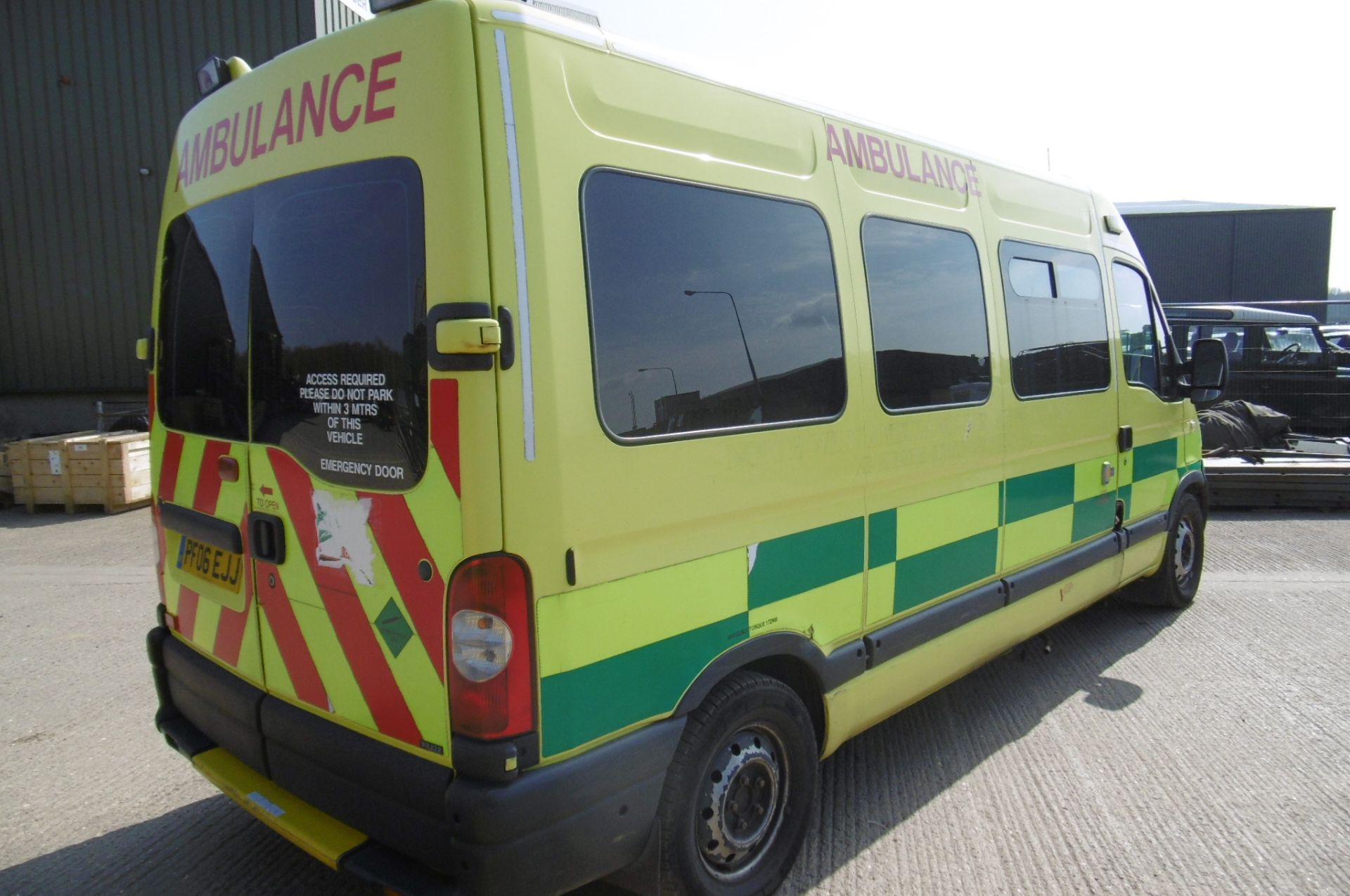 Renault Master 2.5 DCI ambulance - Image 7 of 16