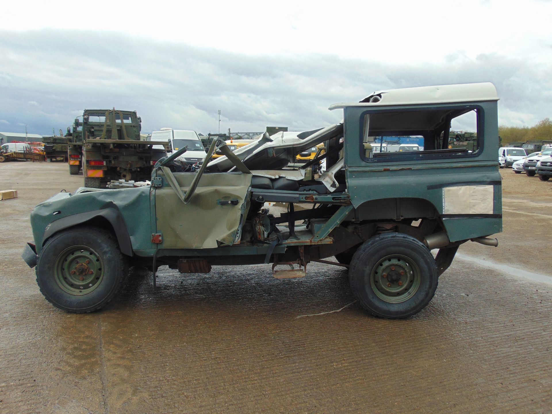Land Rover Defender 110 TD5 suitable for spares or repairs - Image 4 of 14