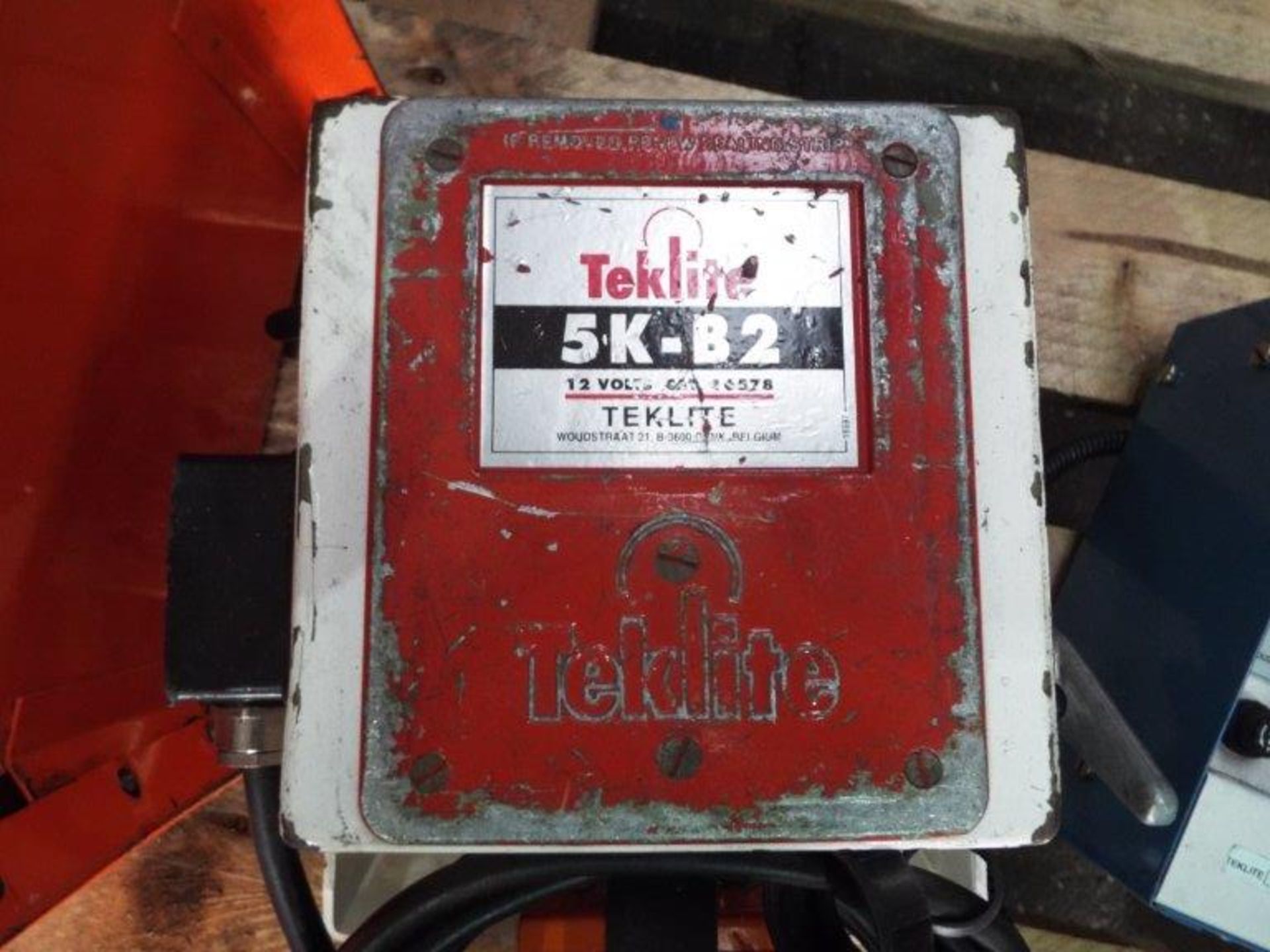 Teklite 5K-B2 Portable Worklight with Teklite Senior Battery Pack and Charger - Image 9 of 11