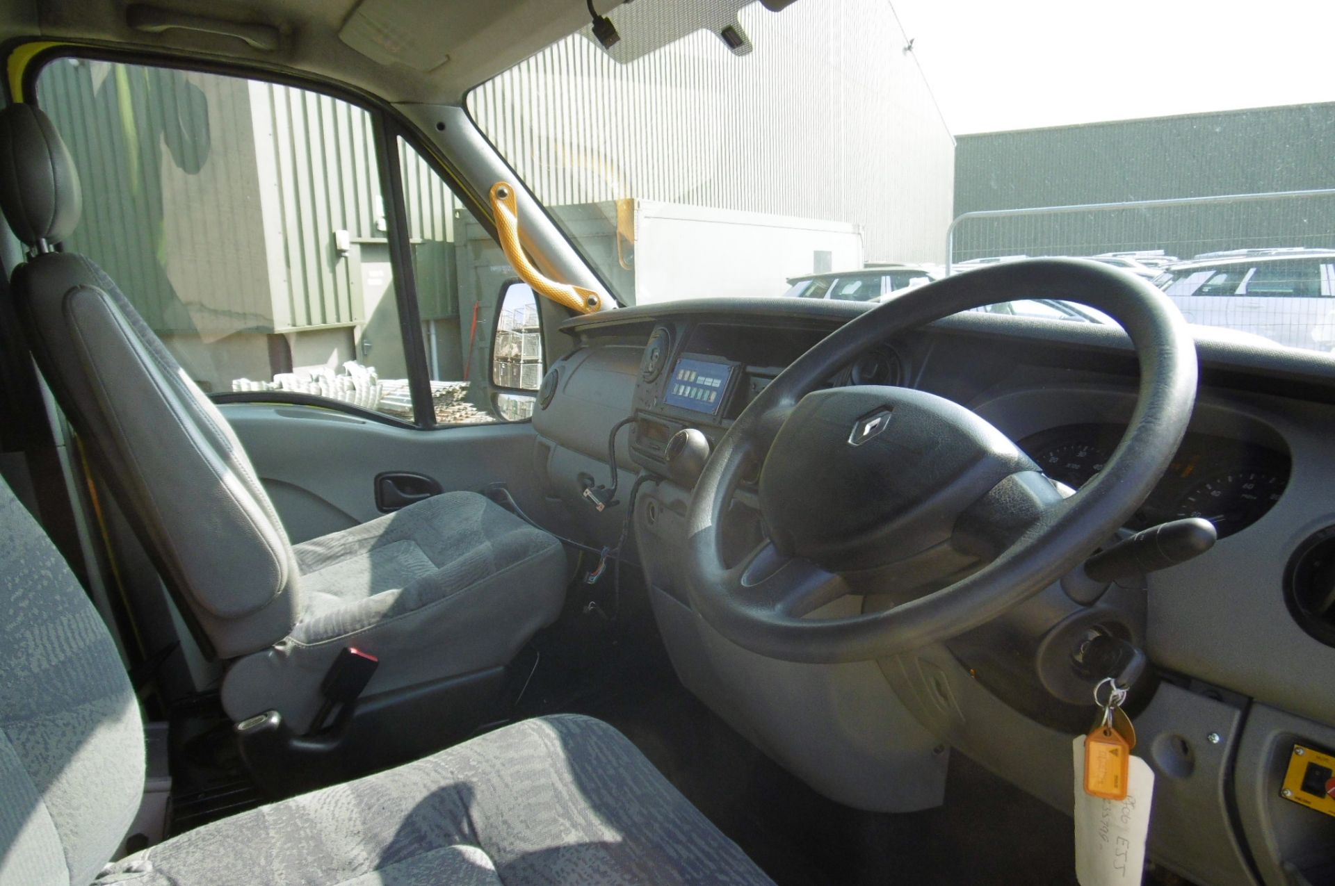 Renault Master 2.5 DCI ambulance - Image 11 of 16