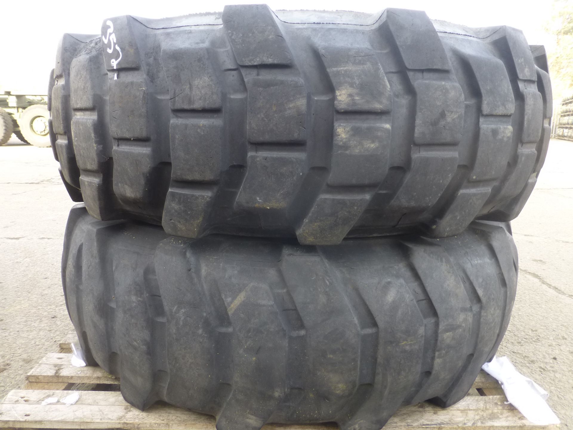 2 x Michelin 16.00 R20 XL Tyres - Bild 2 aus 4