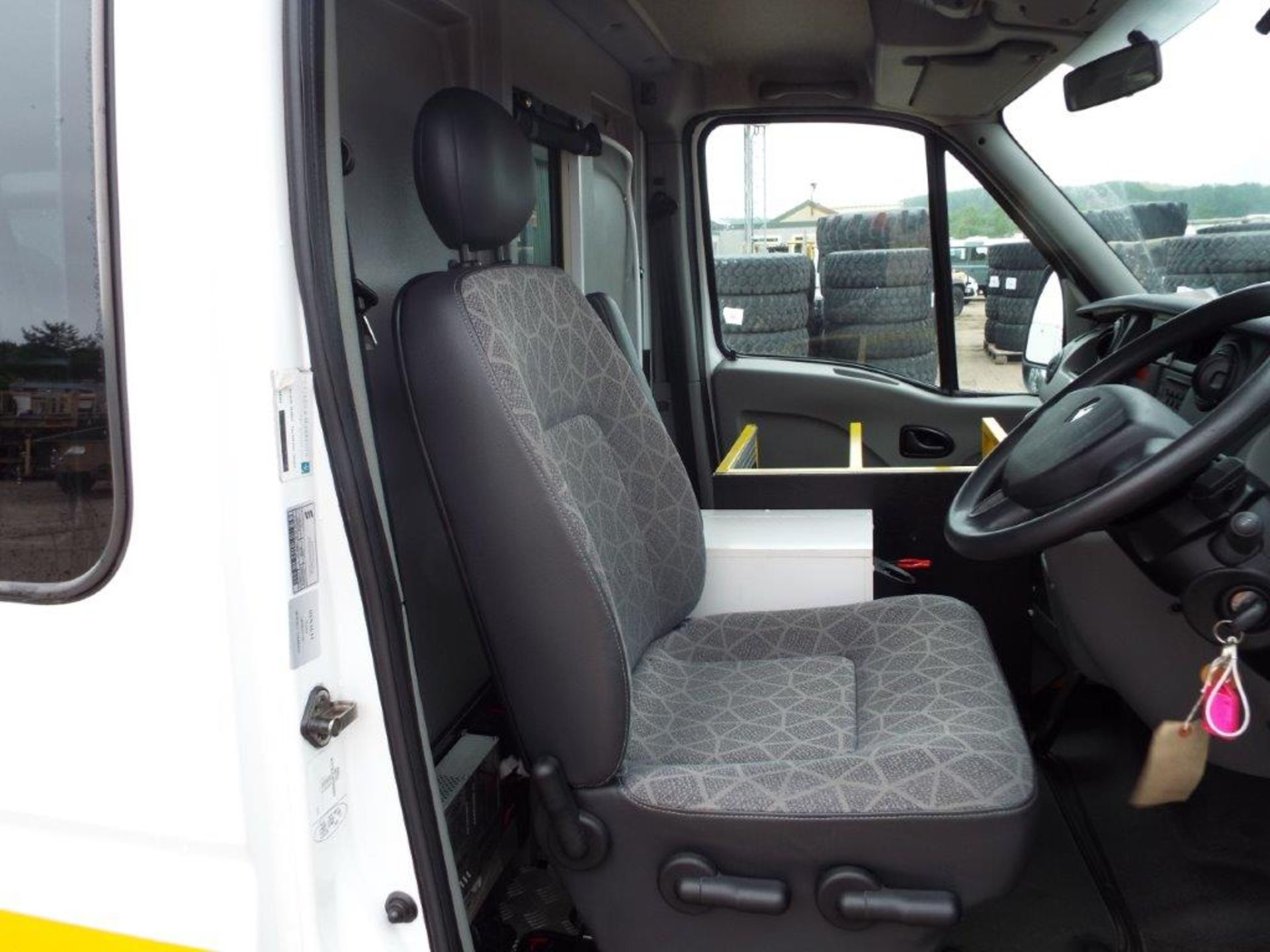 Renault Master 2.5 DCI Patient Transfer Bus with Ricon 350KG Tail Lift - Image 14 of 29