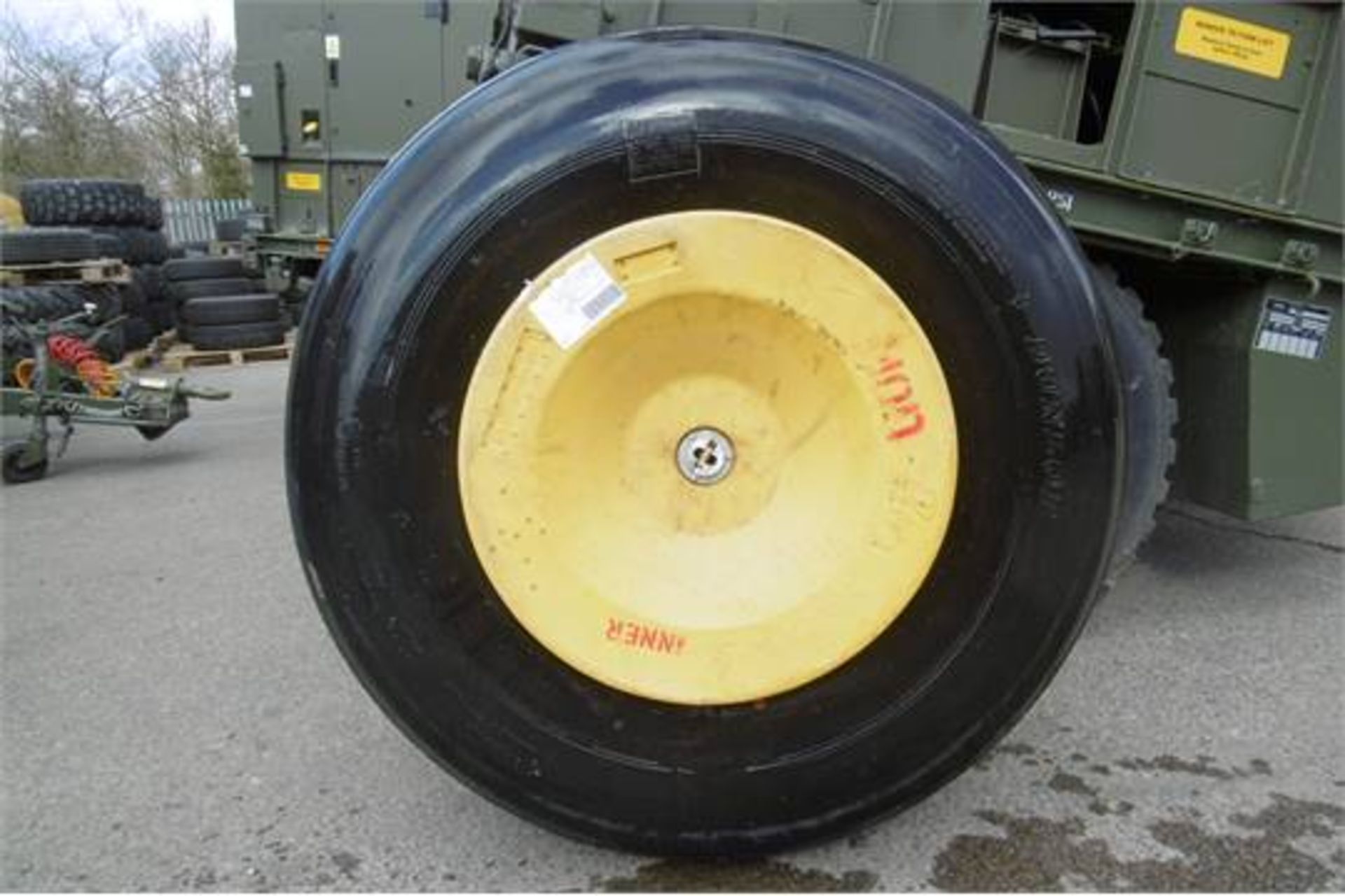 VC10 Aircraft Tyre and Rim - Image 4 of 6